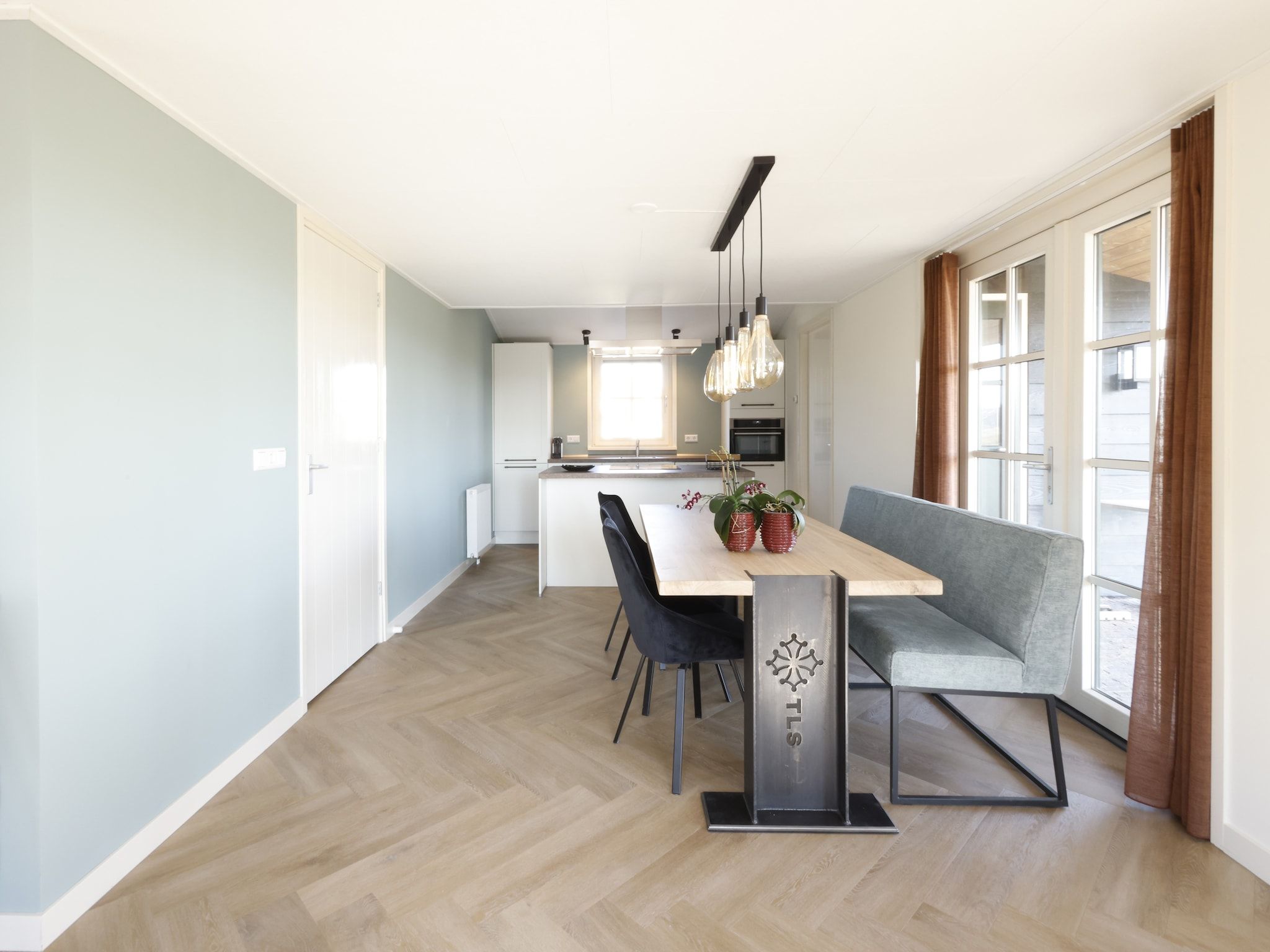 De eetkamer van Recreatiepark Wiringherlant - Wiringher Villa 23 in Hippolytushoef