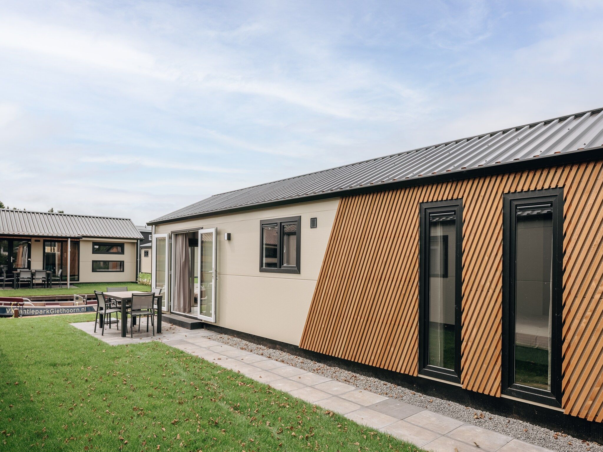 De buitenkant van Vakantiepark Giethoorn 9 in Giethoorn