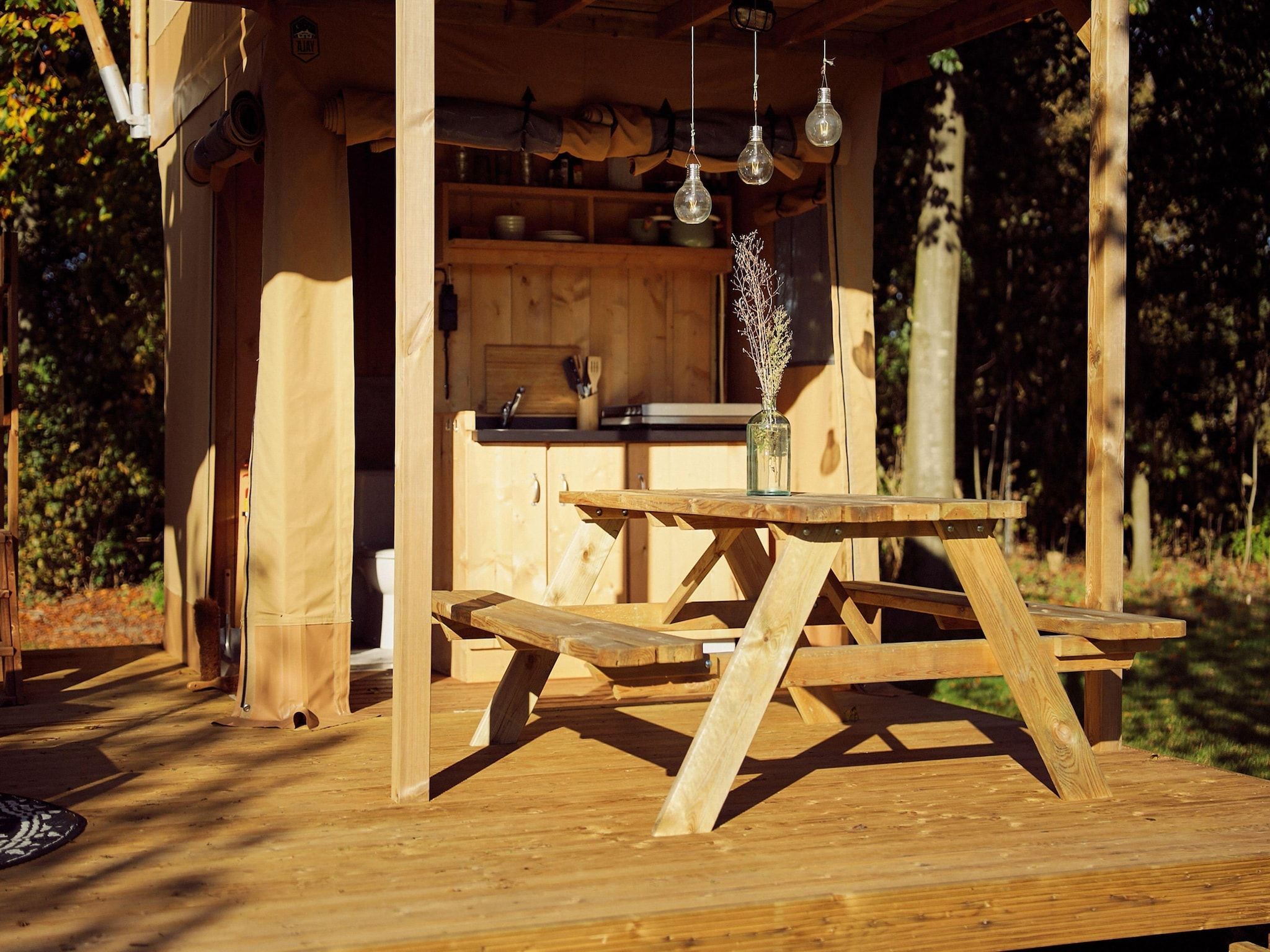 Het terras van Resort de Parel 1 in Zeewolde