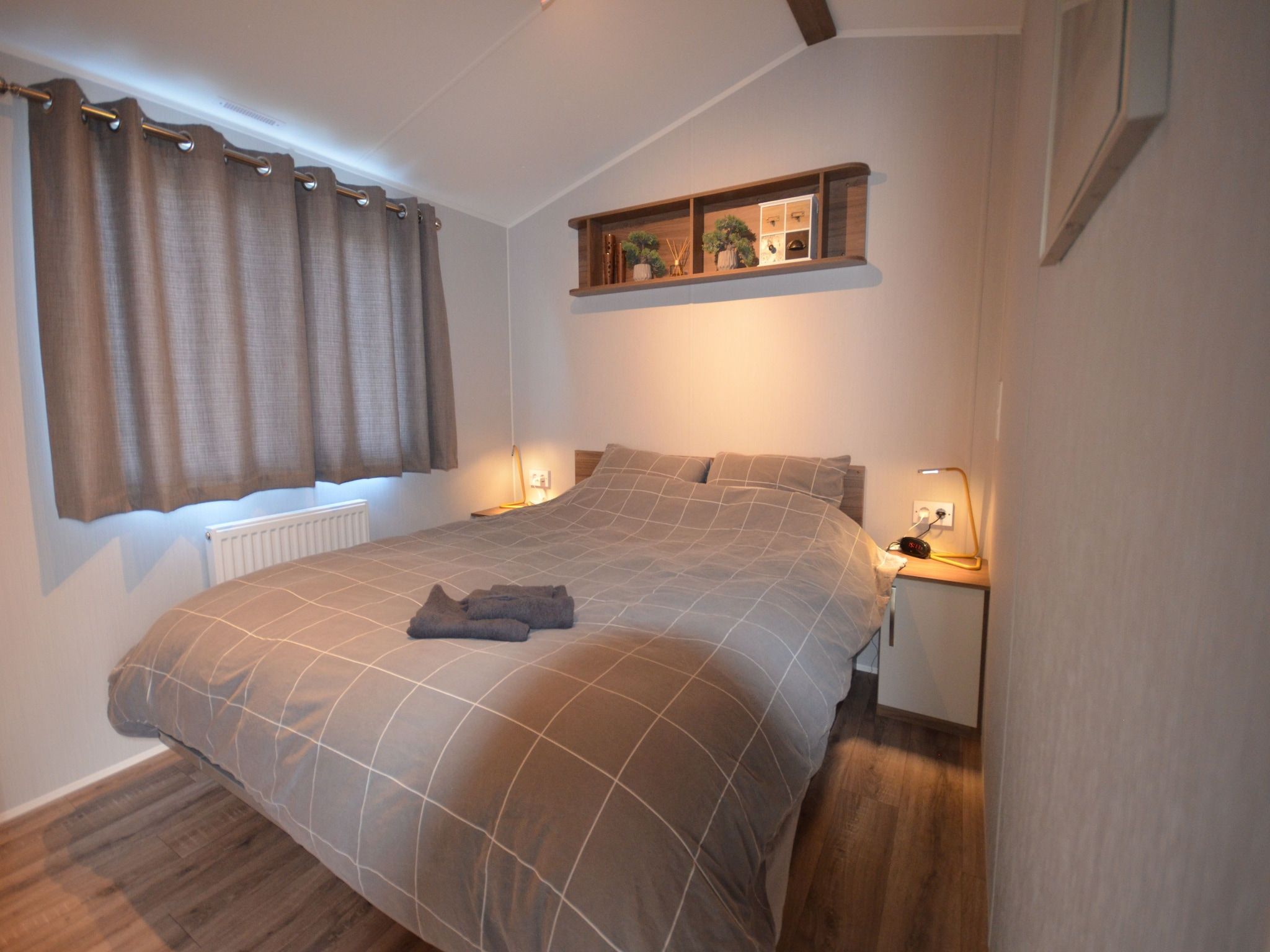 Een slaapkamer van Recreatiepark Wiringherlant - Wiringher Chalet 83 in Hippolytushoef