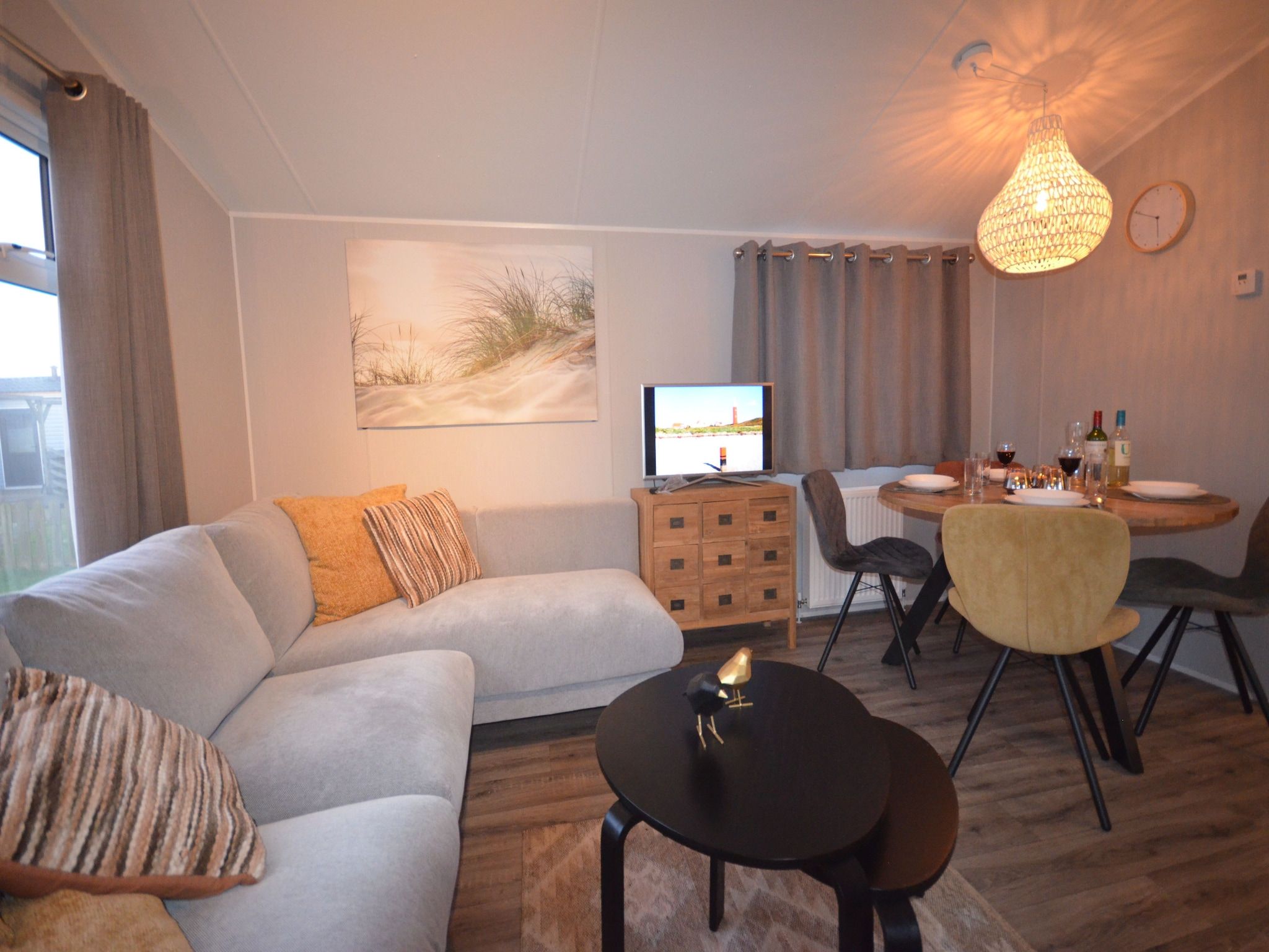 De woonkamer van Recreatiepark Wiringherlant - Wiringher Chalet 83 in Hippolytushoef