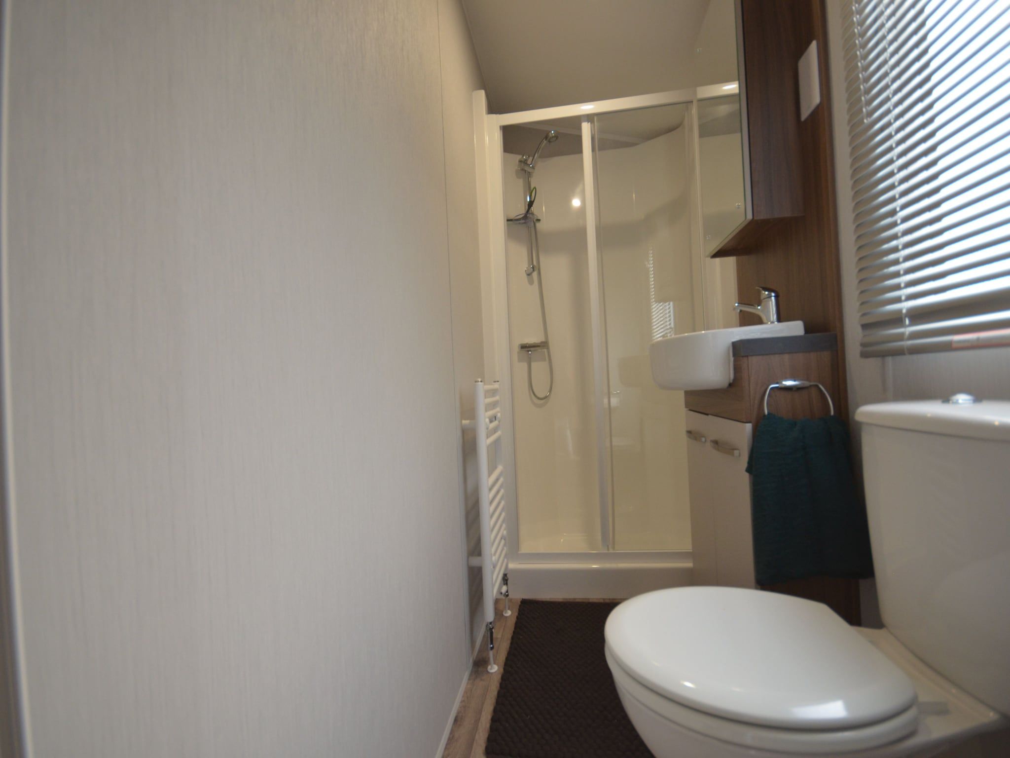 De badkamer van Recreatiepark Wiringherlant - Wiringher Chalet 83 in Hippolytushoef