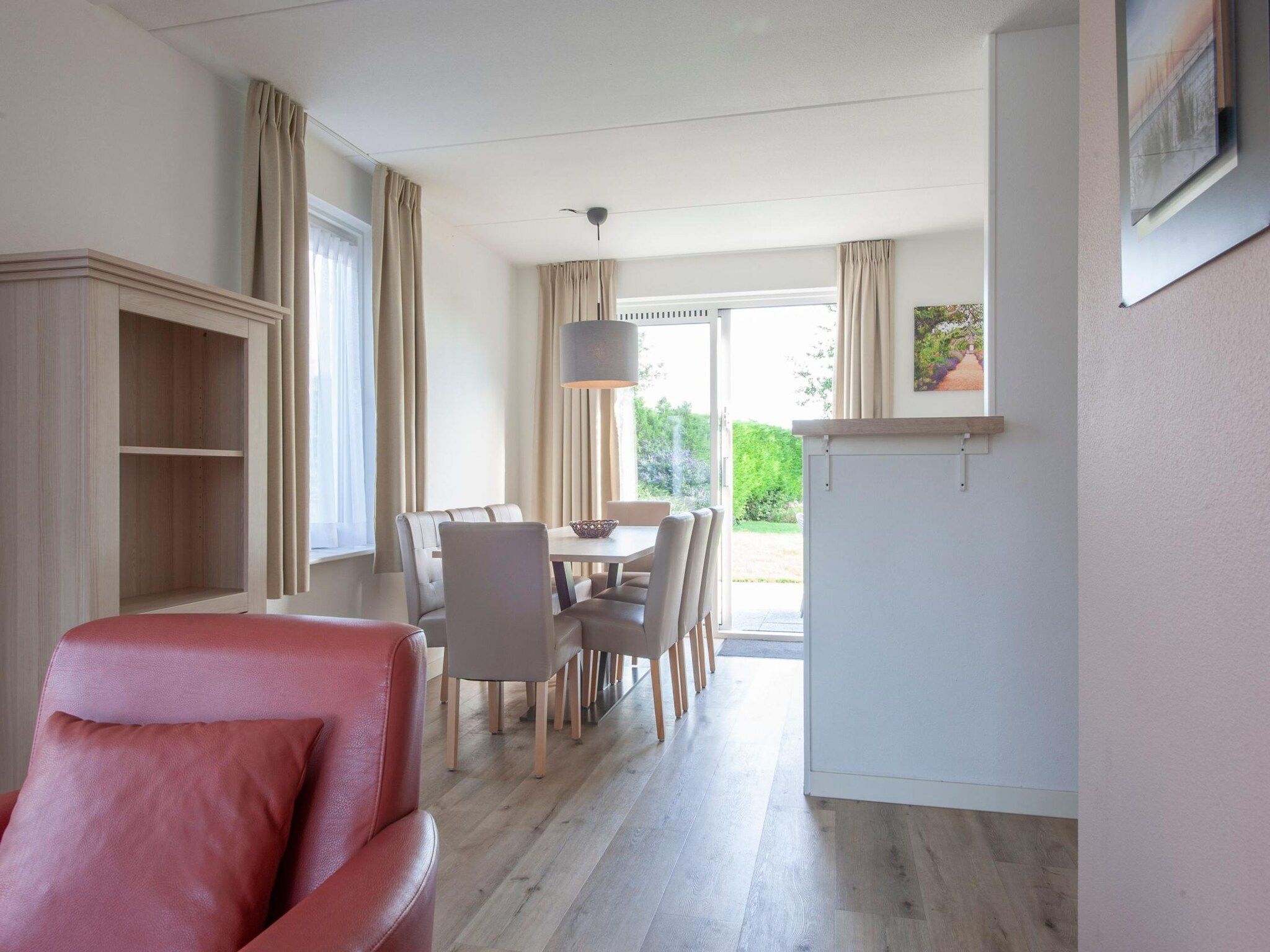 De eetkamer van Vakantiepark Zeeland Village 4 in Scharendijke