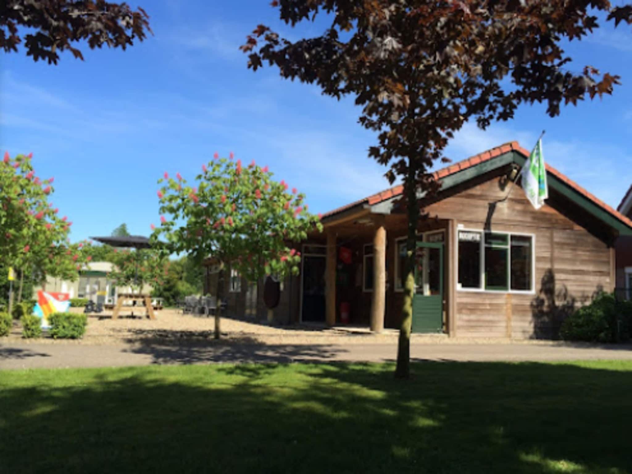 De buitenkant van Resort de Parel 2 in Zeewolde