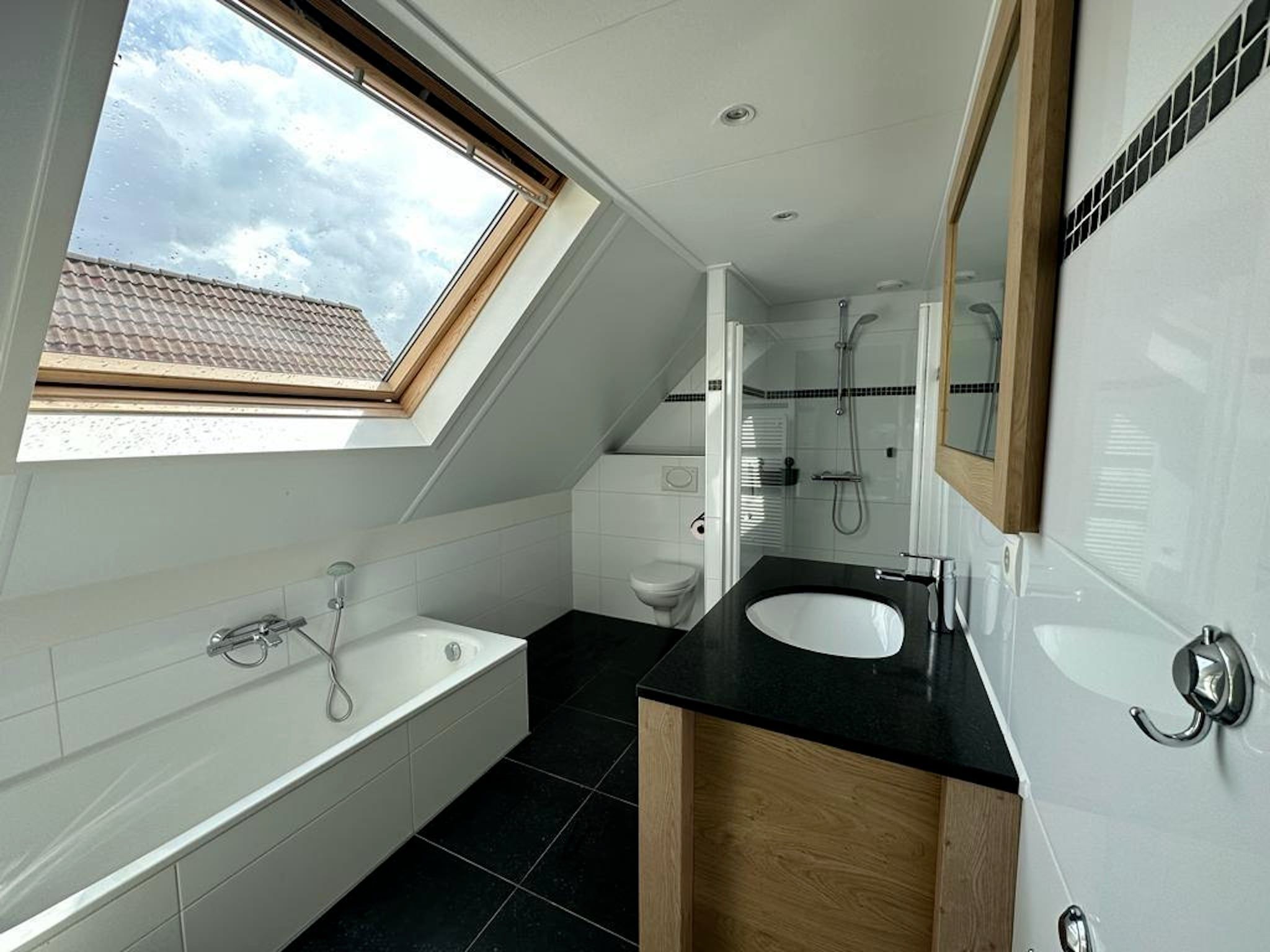 De badkamer van Dijkvilla 6 in Medemblik