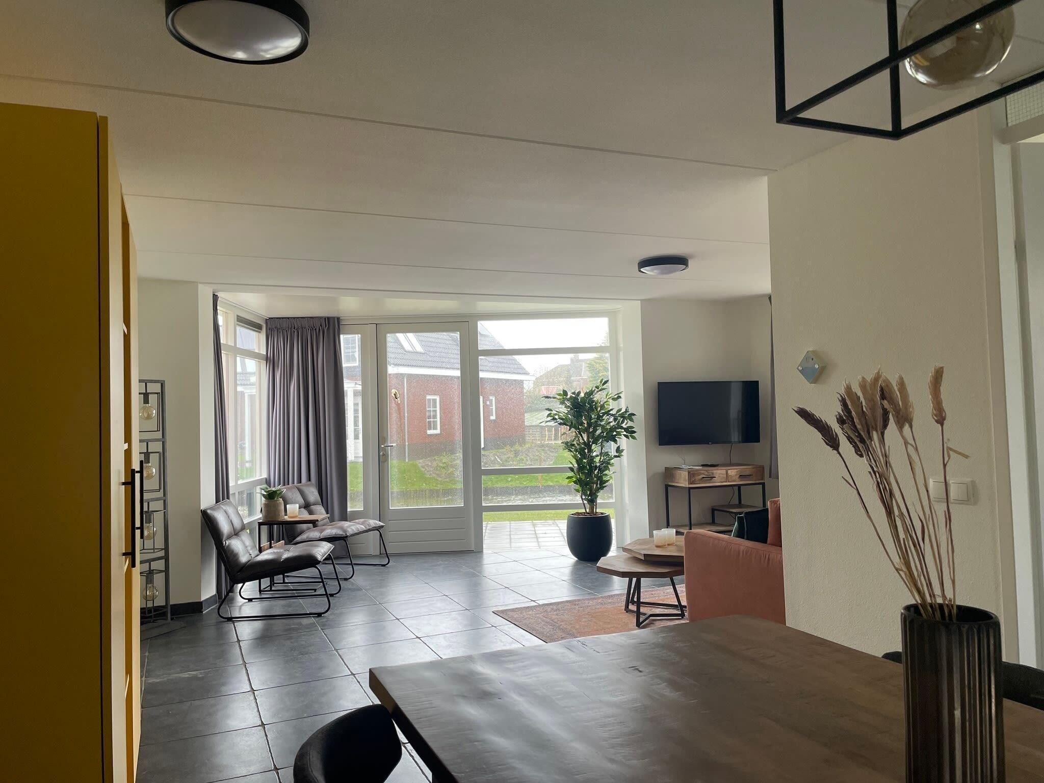 De woonkamer van Dijkvilla 6 in Medemblik