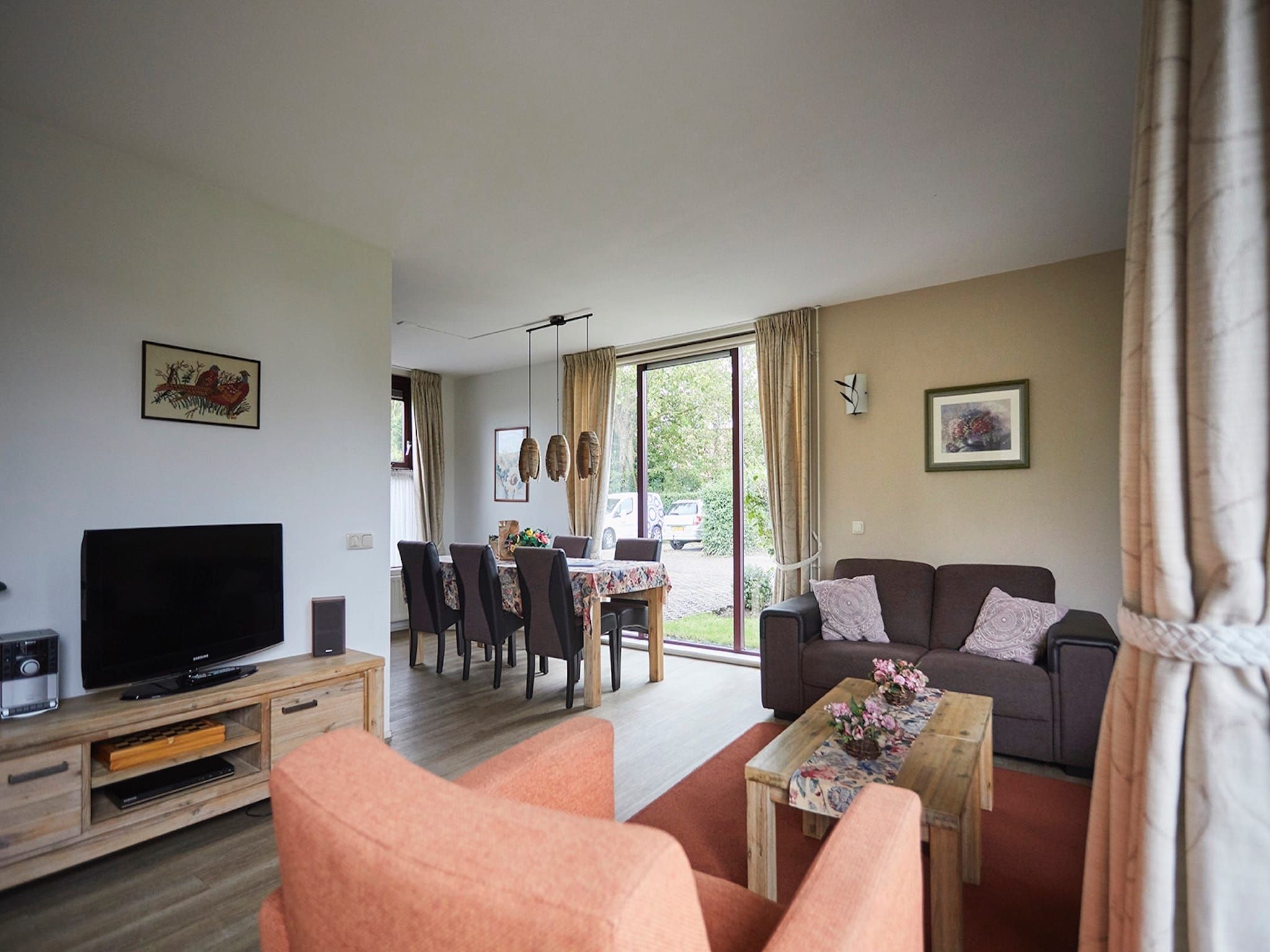 De eetkamer van Vakantiepark Hof van Zeeland 5 in Heinkenszand