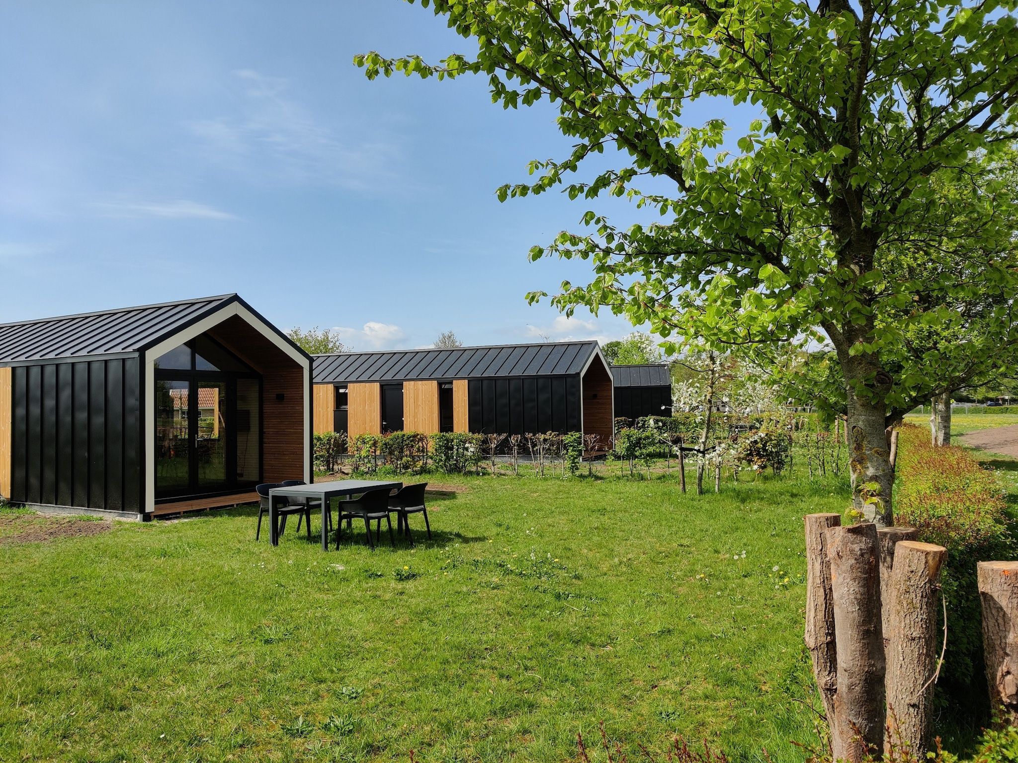 Het terras van Vakantiepark Eigen Wijze 11 in Bant