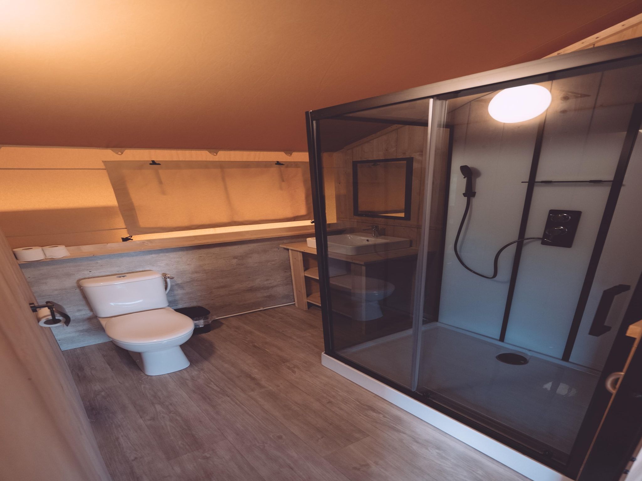 De badkamer van Vakantiepark Eigen Wijze 13 in Bant