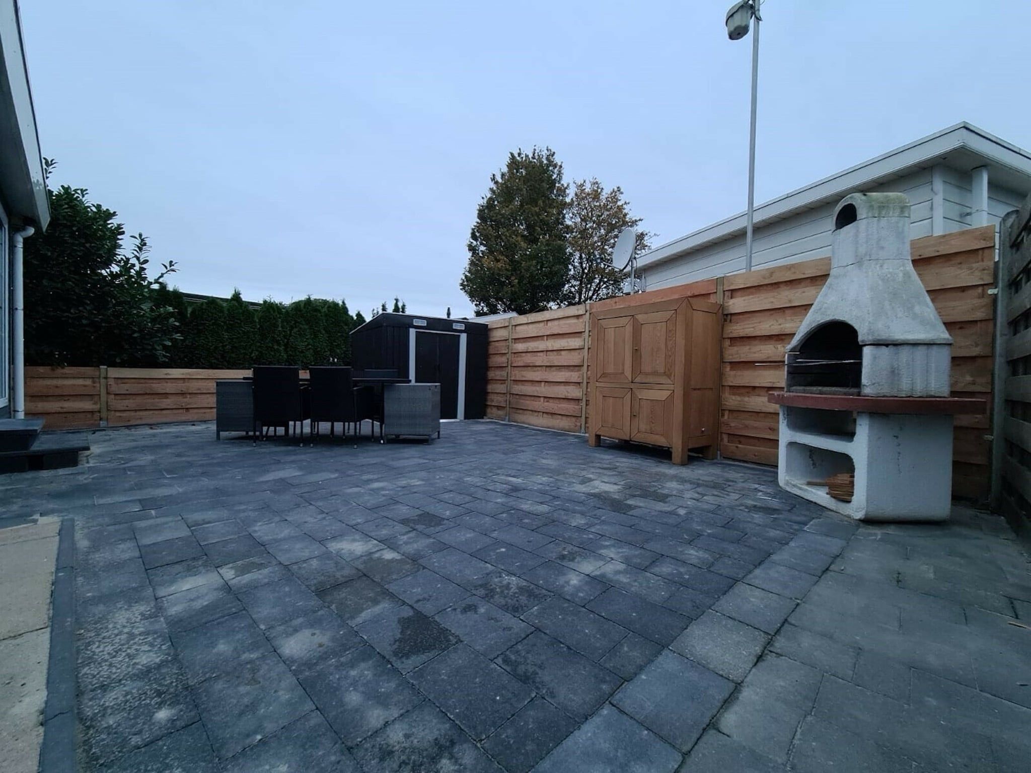 Het terras van Recreatiepark Rhederlaagse Meren 1 in Lathum