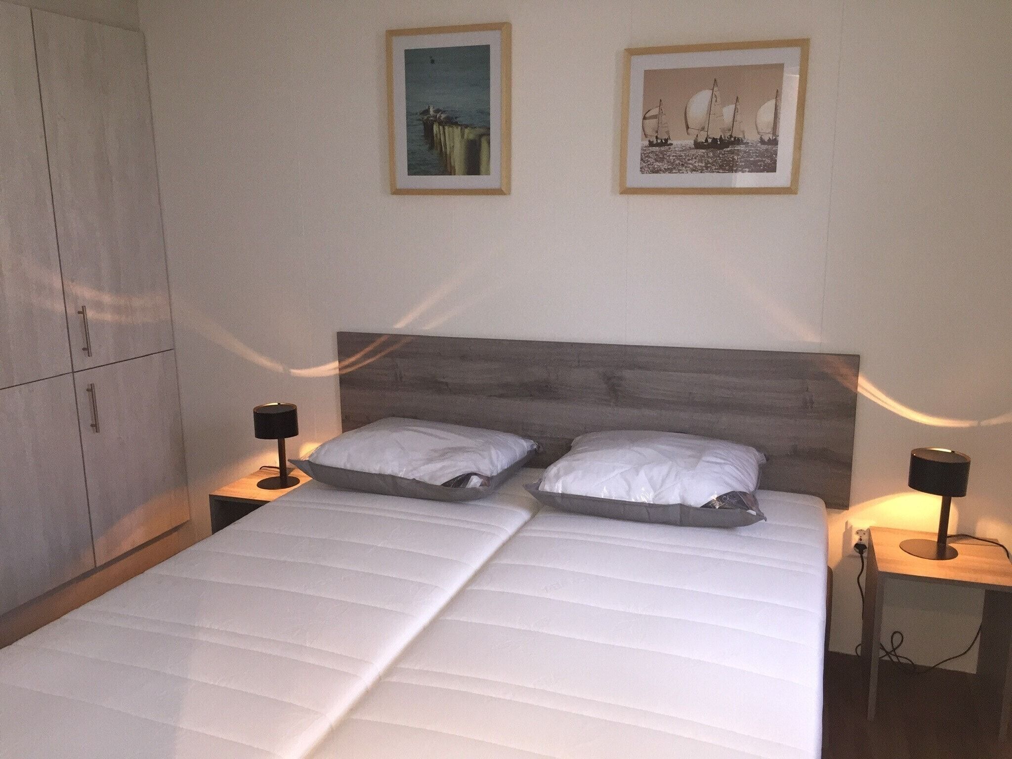 Een slaapkamer van Recreatiepark Rhederlaagse Meren 1 in Lathum