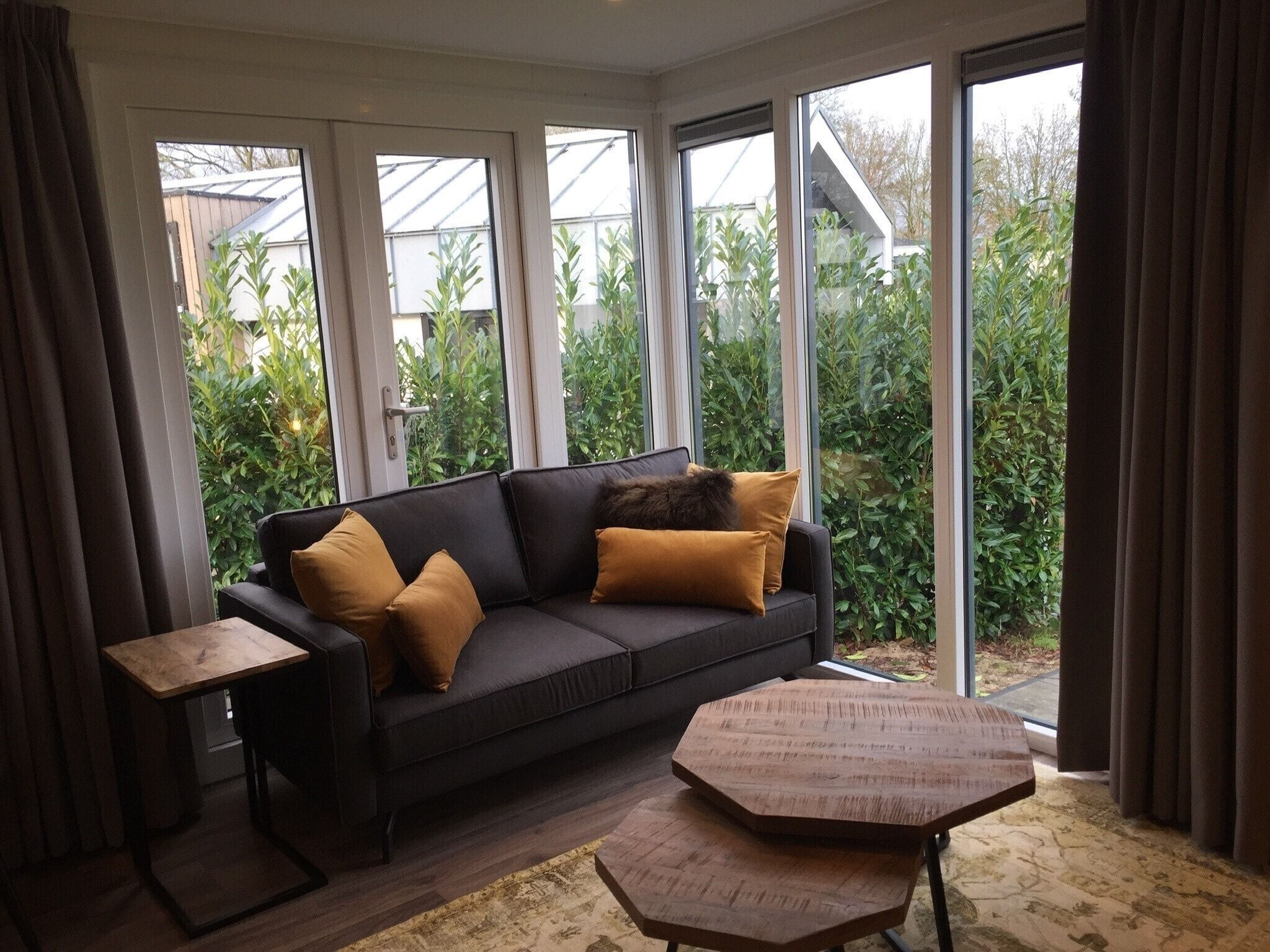 De woonkamer van Recreatiepark Rhederlaagse Meren 1 in Lathum