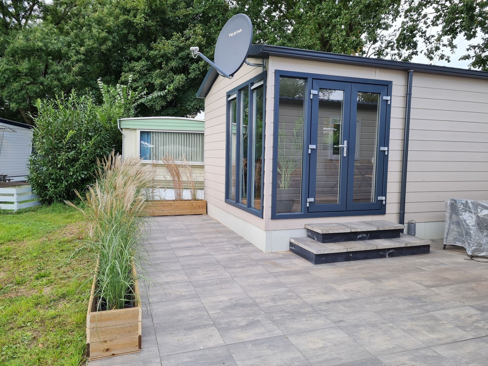 De buitenkant van Recreatiepark Rhederlaagse Meren 1 in Lathum