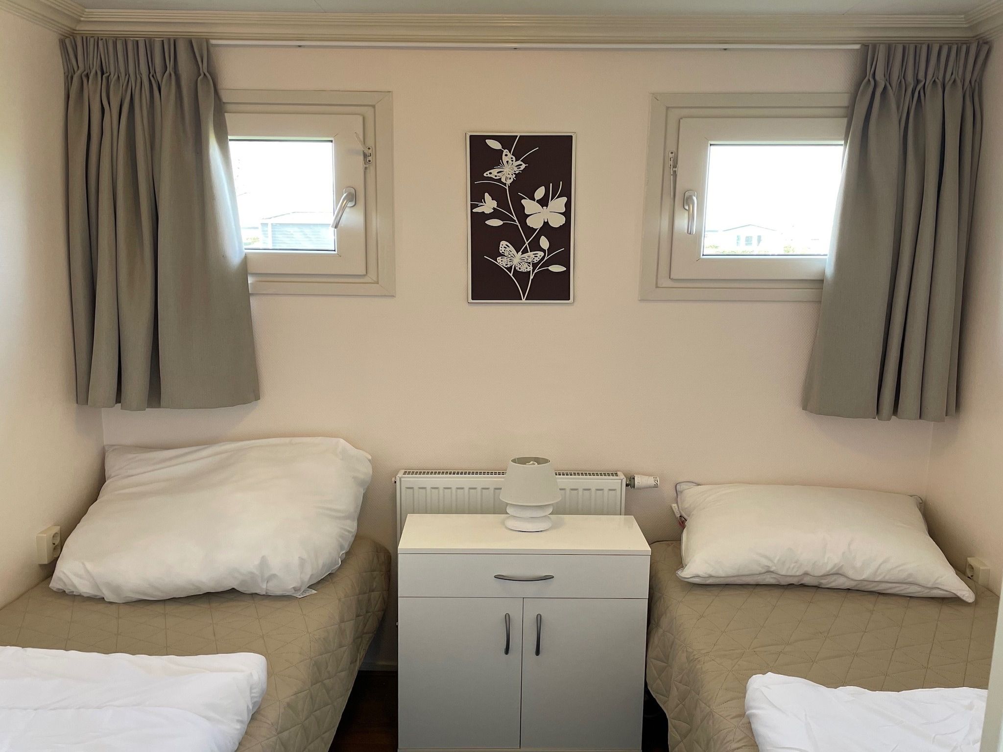 Een slaapkamer van Recreatiepark Rhederlaagse Meren 1 in Lathum