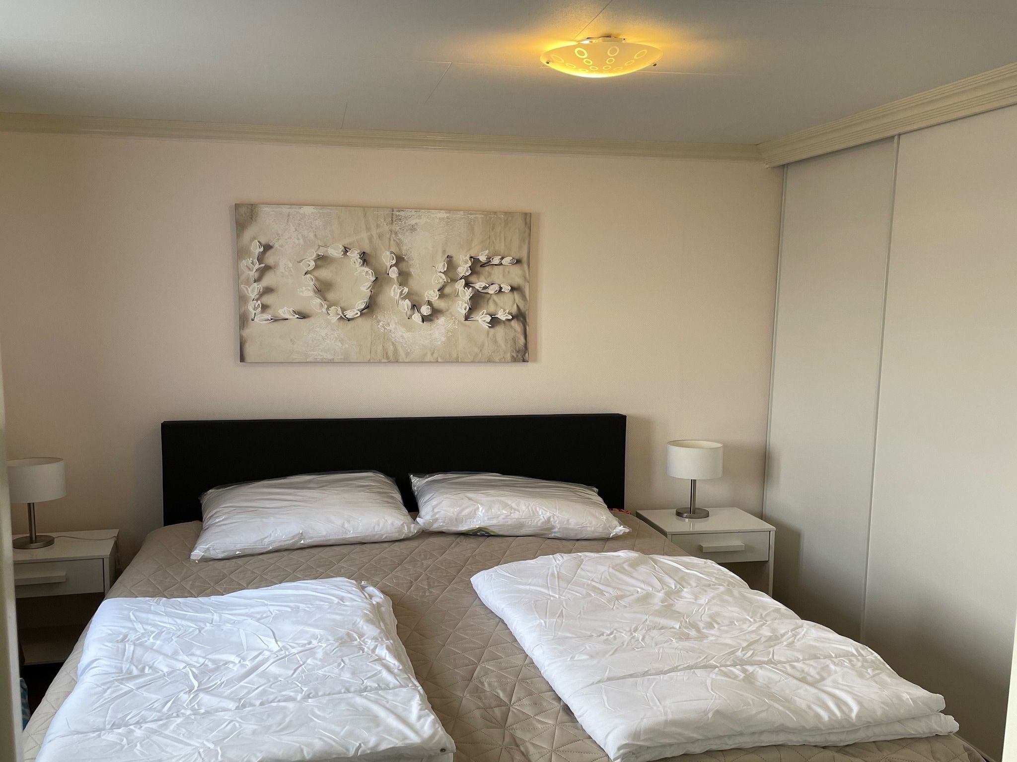 Een slaapkamer van Recreatiepark Rhederlaagse Meren 1 in Lathum