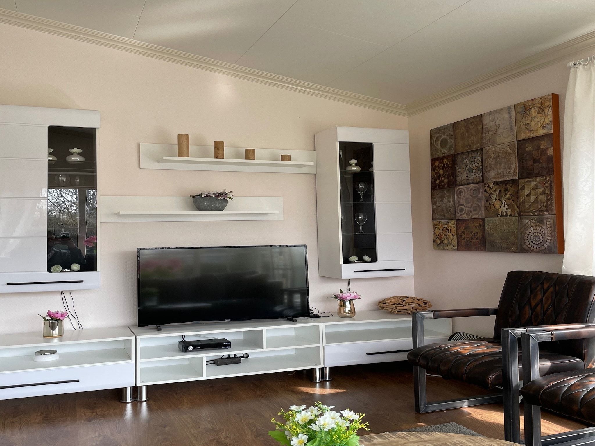 De woonkamer van Recreatiepark Rhederlaagse Meren 1 in Lathum