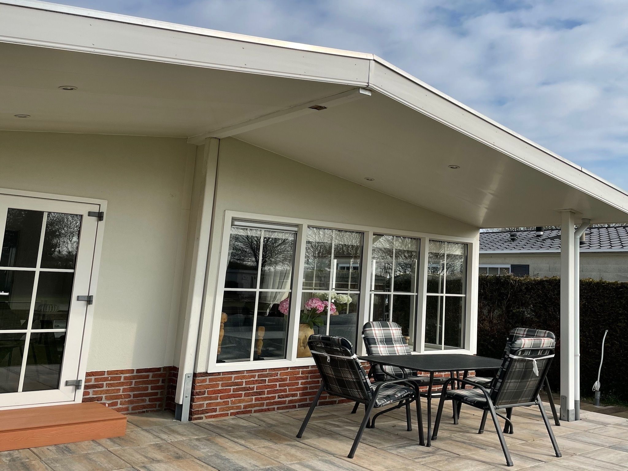 Het terras van Recreatiepark Rhederlaagse Meren 1 in Lathum