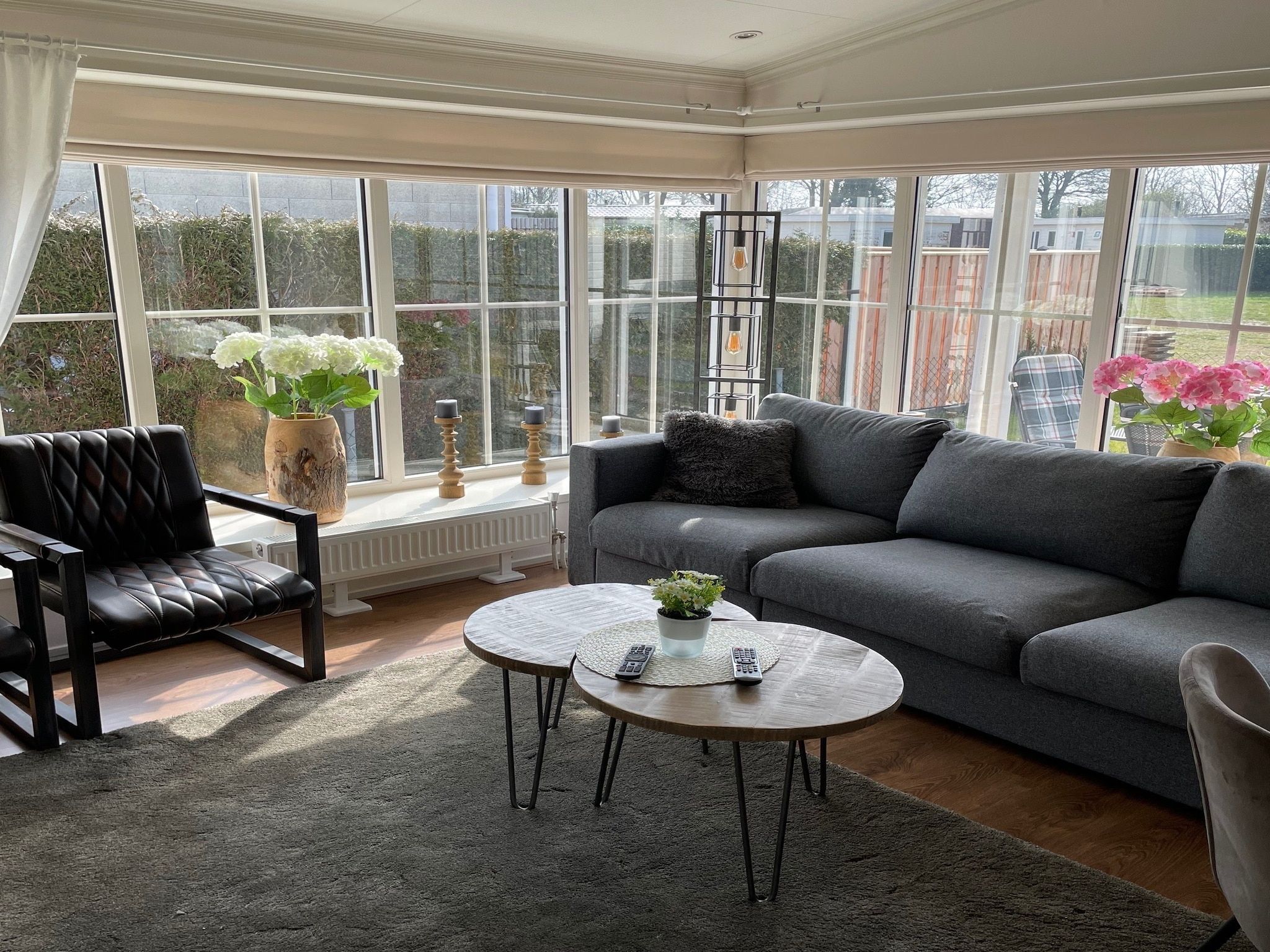 De woonkamer van Recreatiepark Rhederlaagse Meren 1 in Lathum