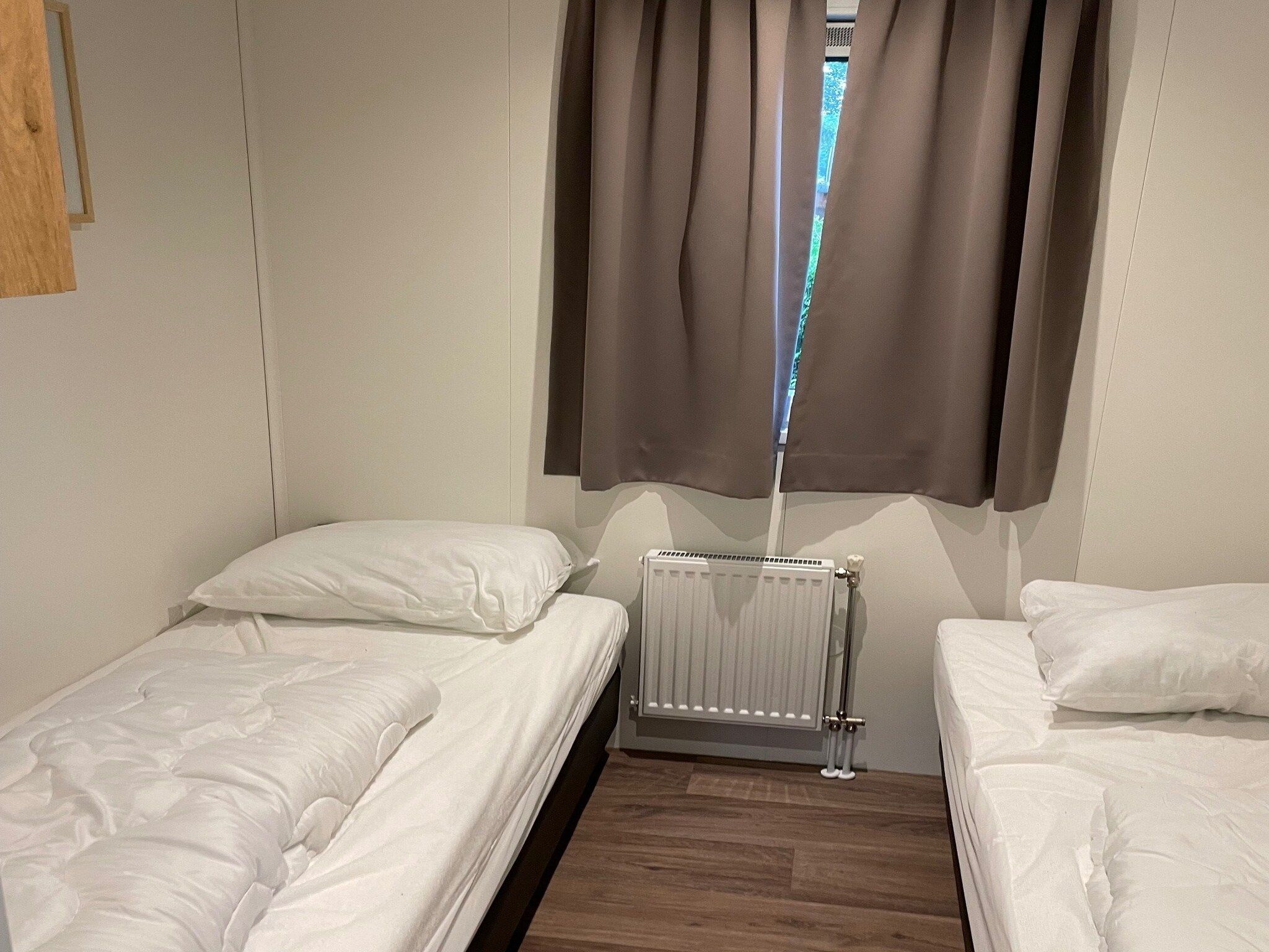 Een slaapkamer van Recreatiepark Rhederlaagse Meren 1 in Lathum