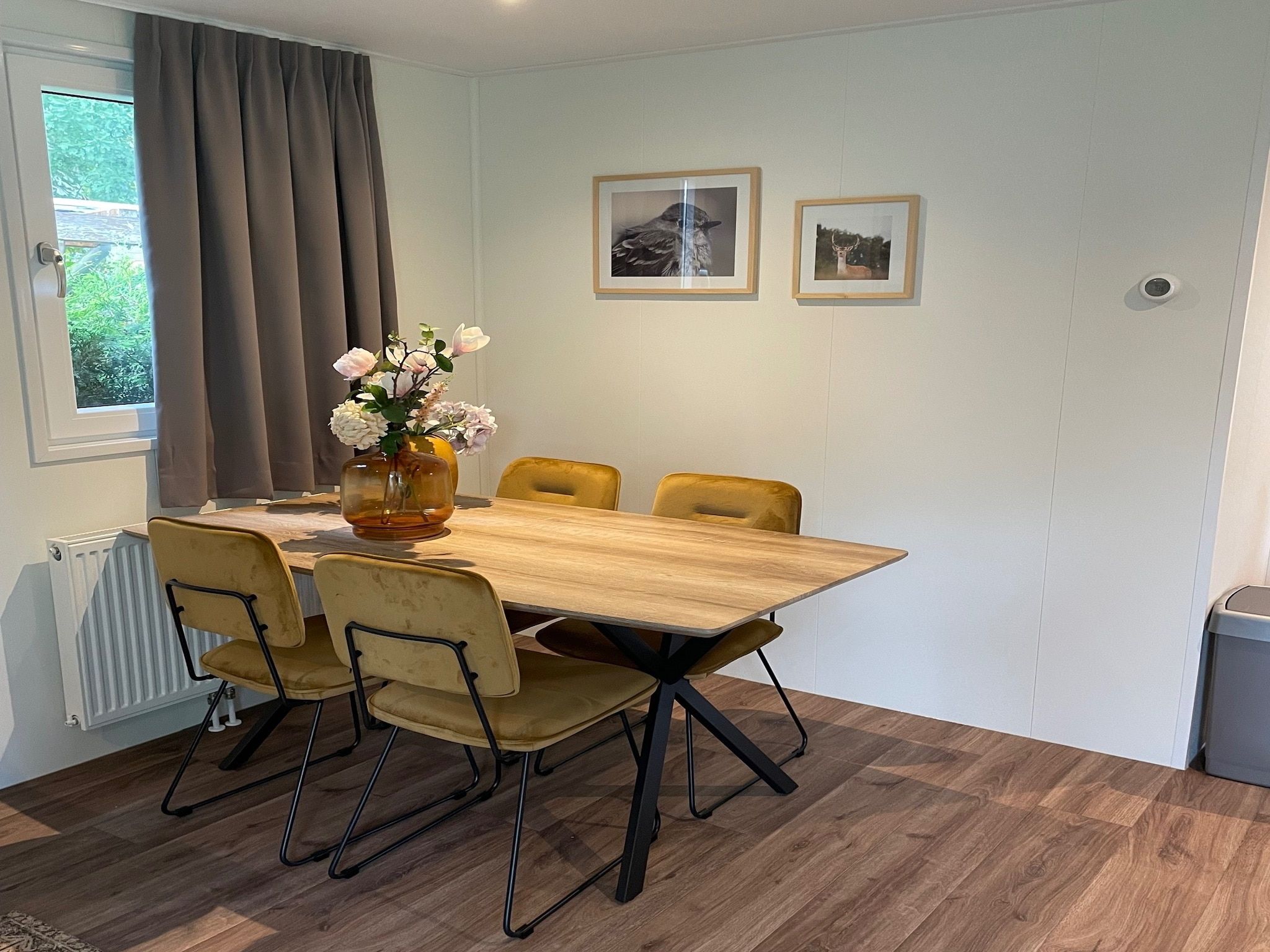 De eetkamer van Recreatiepark Rhederlaagse Meren 1 in Lathum