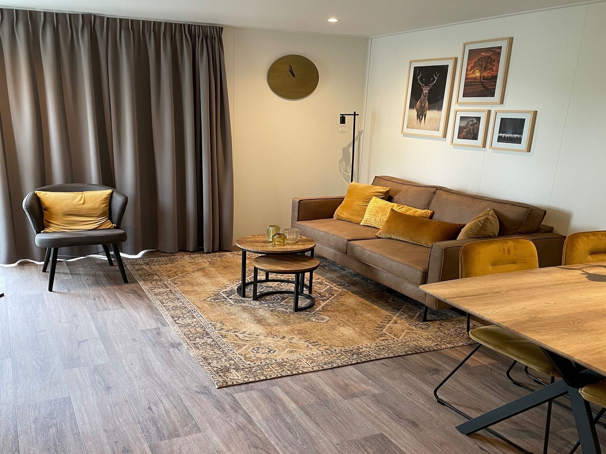 De woonkamer van Recreatiepark Rhederlaagse Meren 1 in Lathum