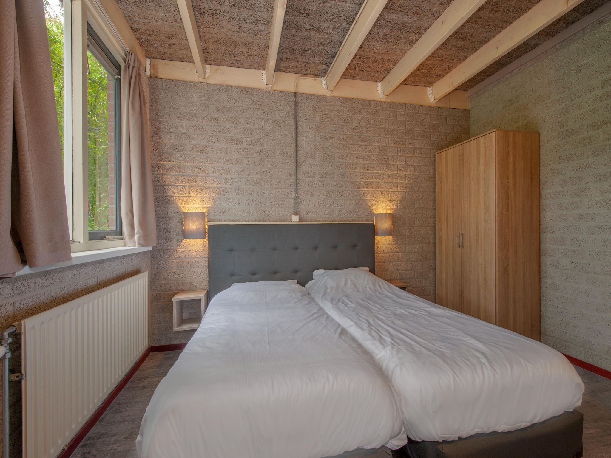 Een slaapkamer van Vakantiepark Weerterbergen 14 in Weert