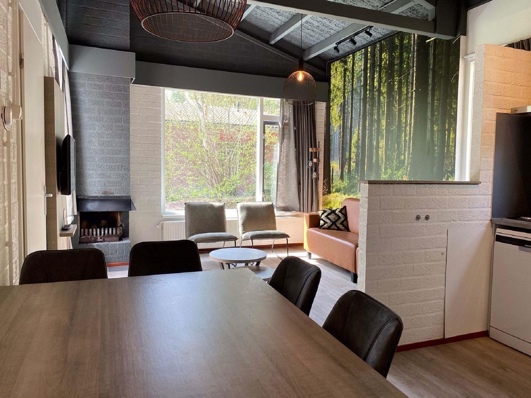 De eetkamer van Vakantiepark Weerterbergen 14 in Weert