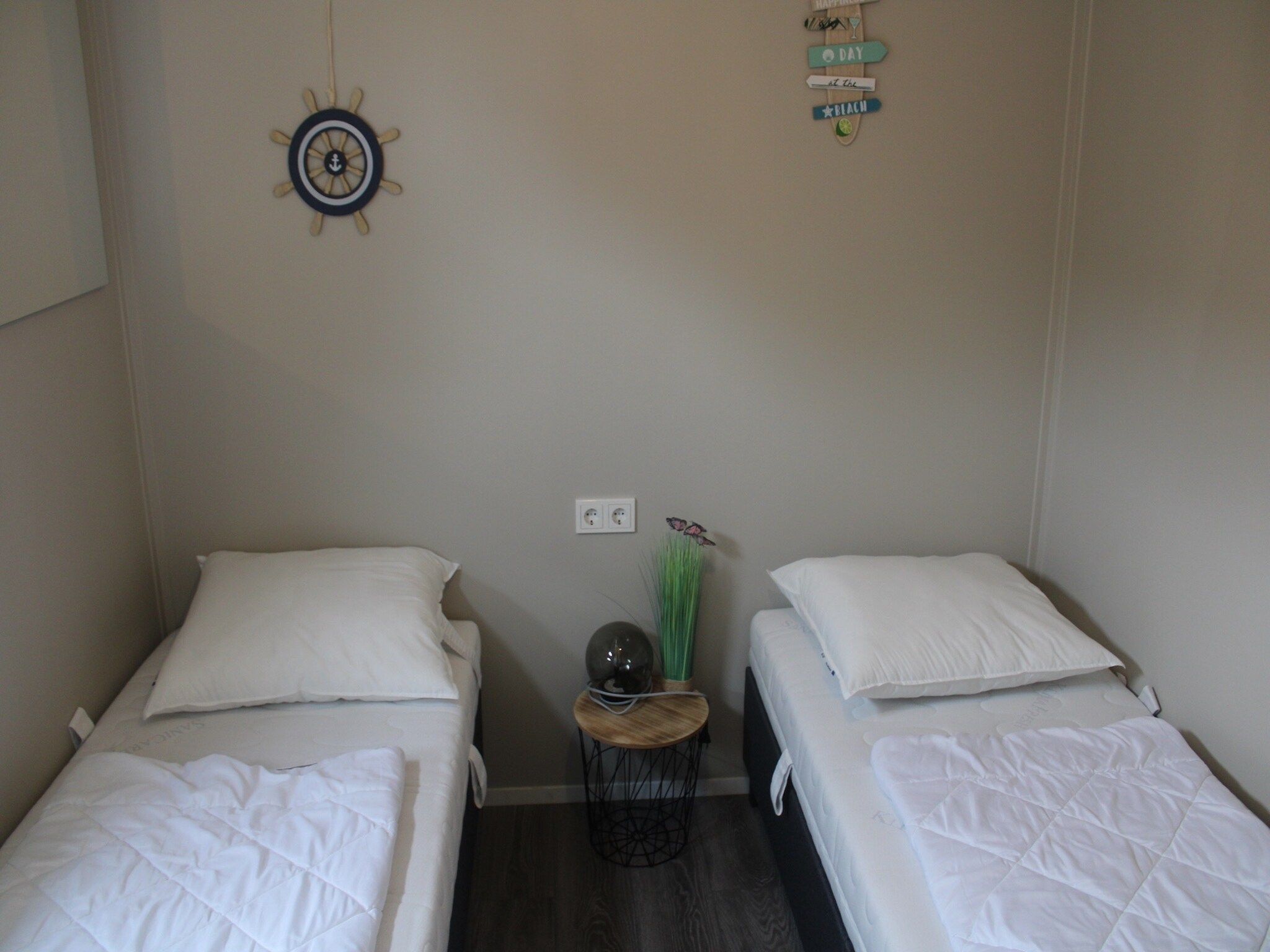 Een slaapkamer van Recreatiepark Rhederlaagse Meren 8 in Lathum