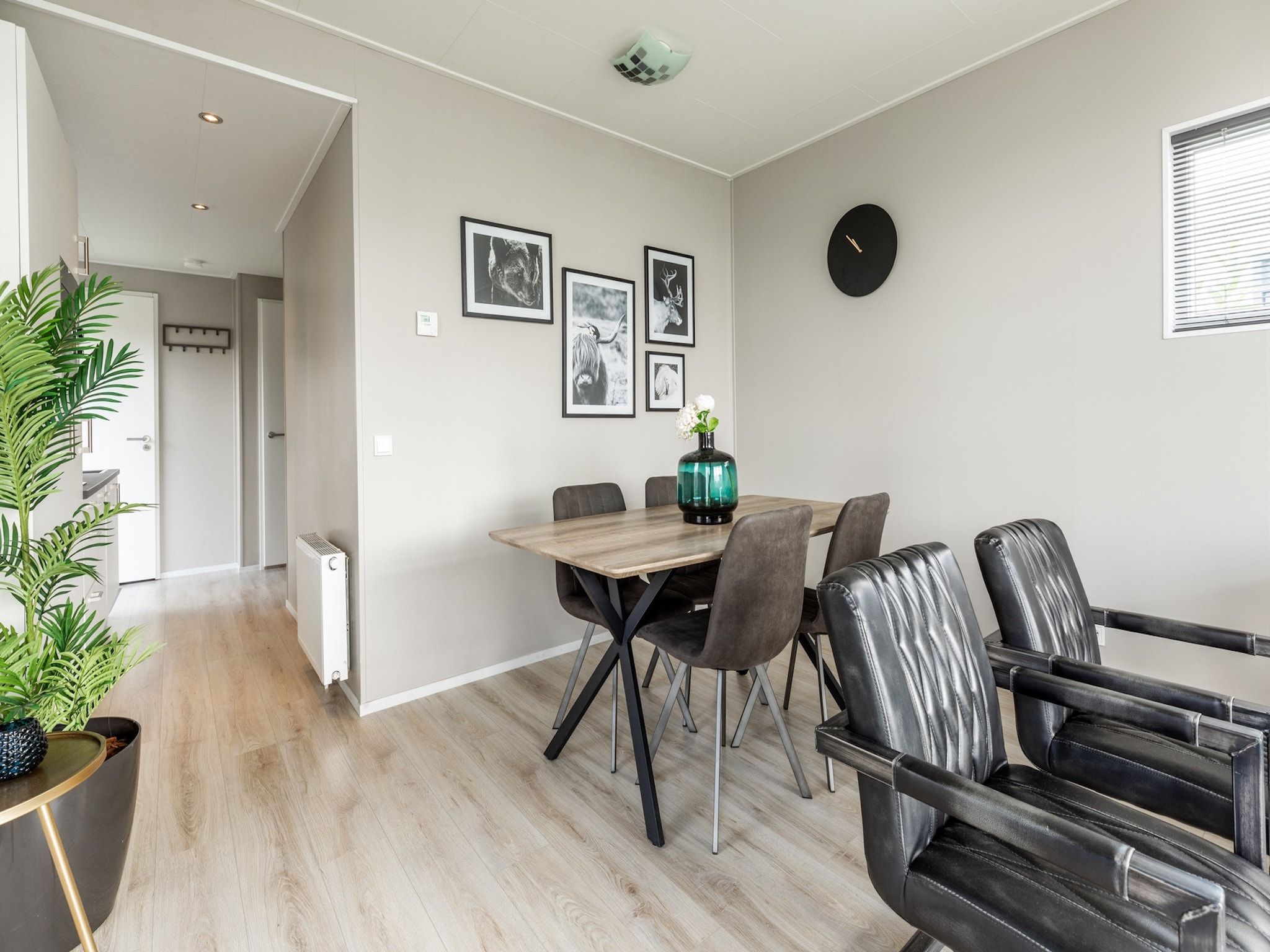 De woonkamer van Recreatiepark Rhederlaagse Meren 8 in Lathum