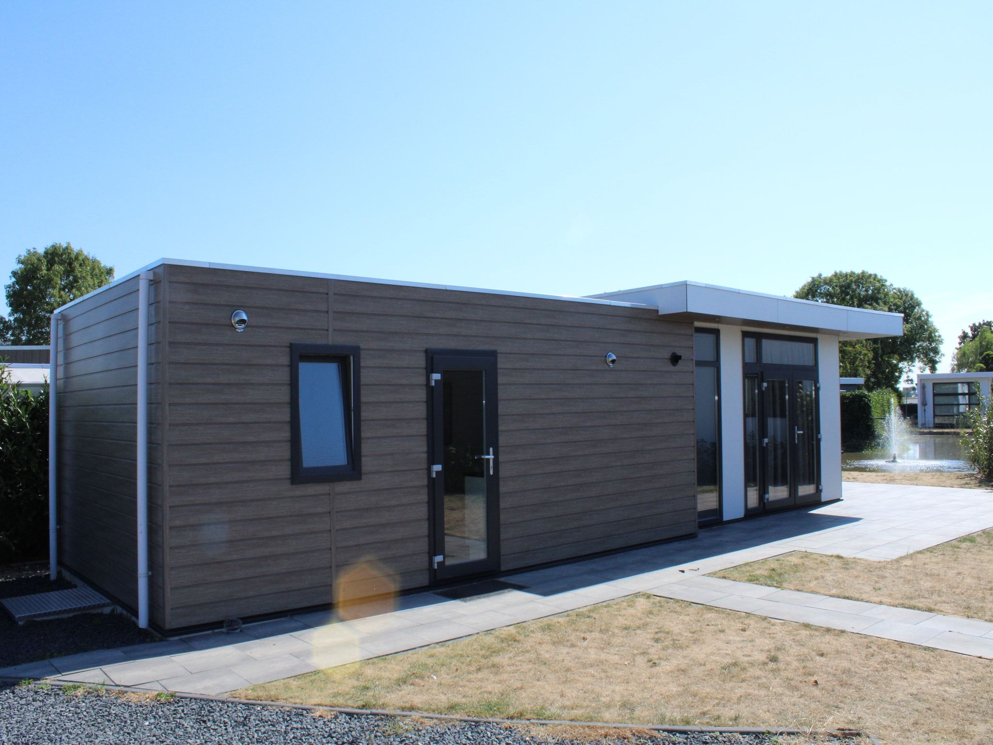 De buitenkant van Recreatiepark Rhederlaagse Meren 8 in Lathum