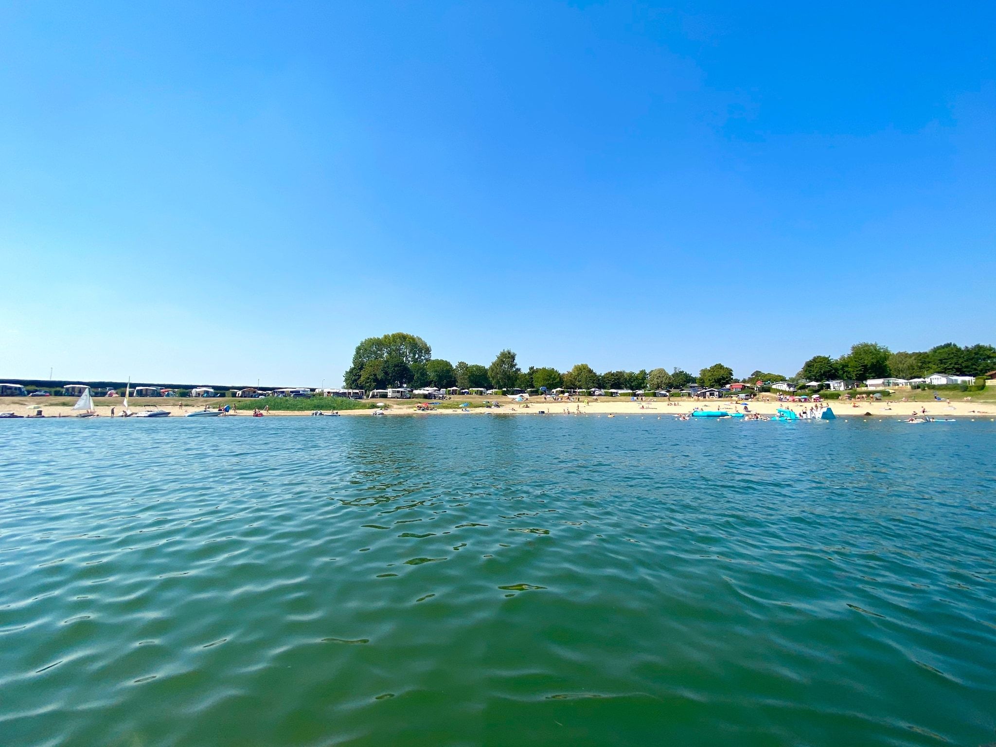 Parkfaciliteiten bij Recreatiepark Rhederlaagse Meren 9 in Lathum