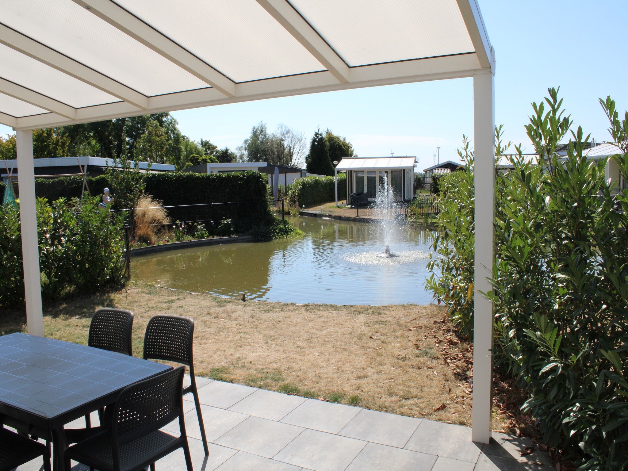 Het terras van Recreatiepark Rhederlaagse Meren 9 in Lathum