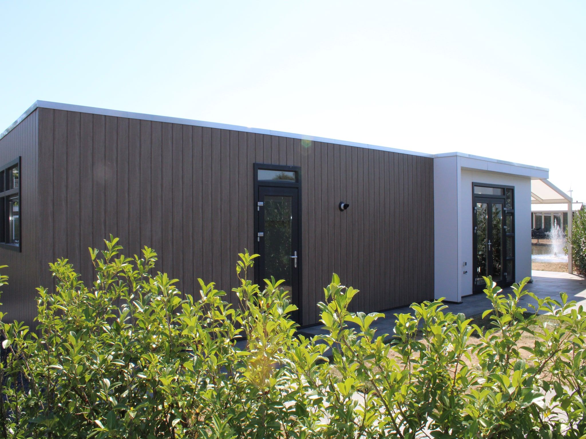 De buitenkant van Recreatiepark Rhederlaagse Meren 9 in Lathum