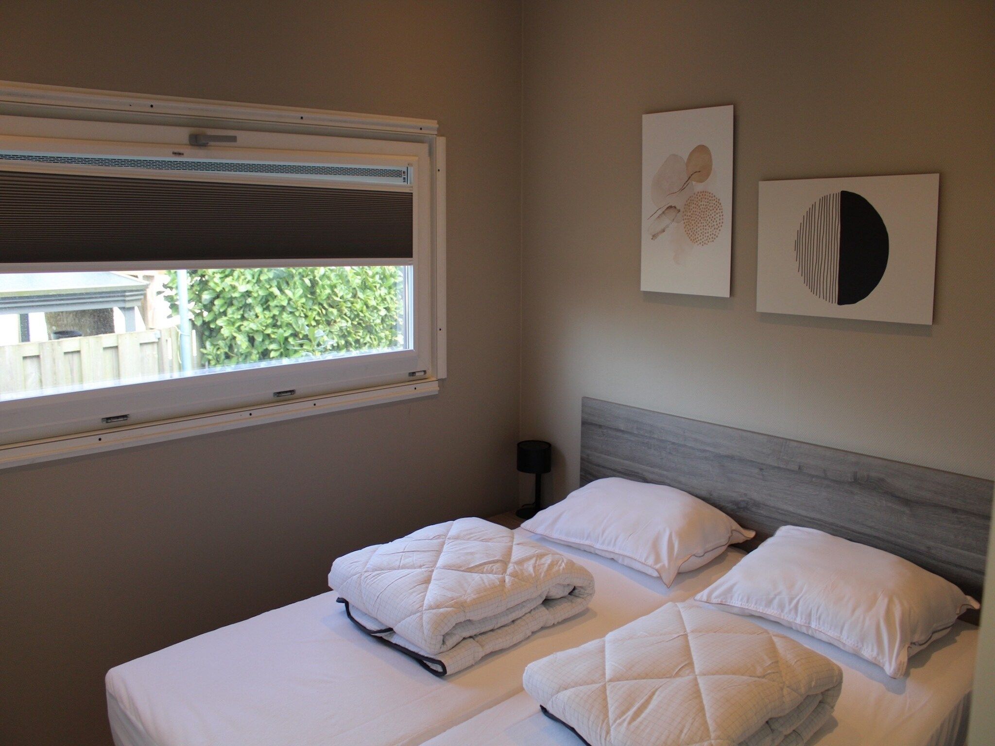 Een slaapkamer van Recreatiepark Rhederlaagse Meren 13 in Lathum