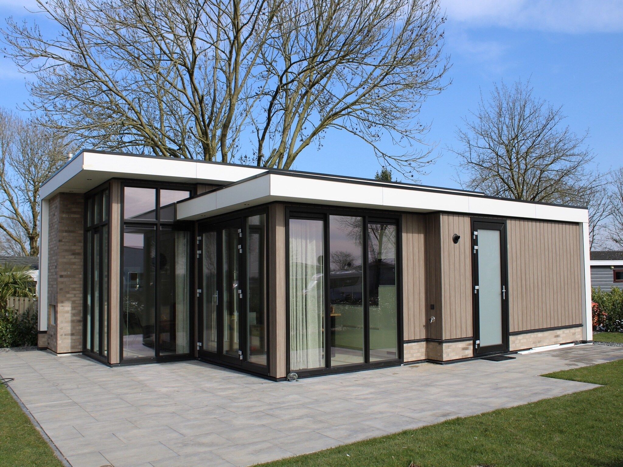 De buitenkant van Recreatiepark Rhederlaagse Meren 13 in Lathum