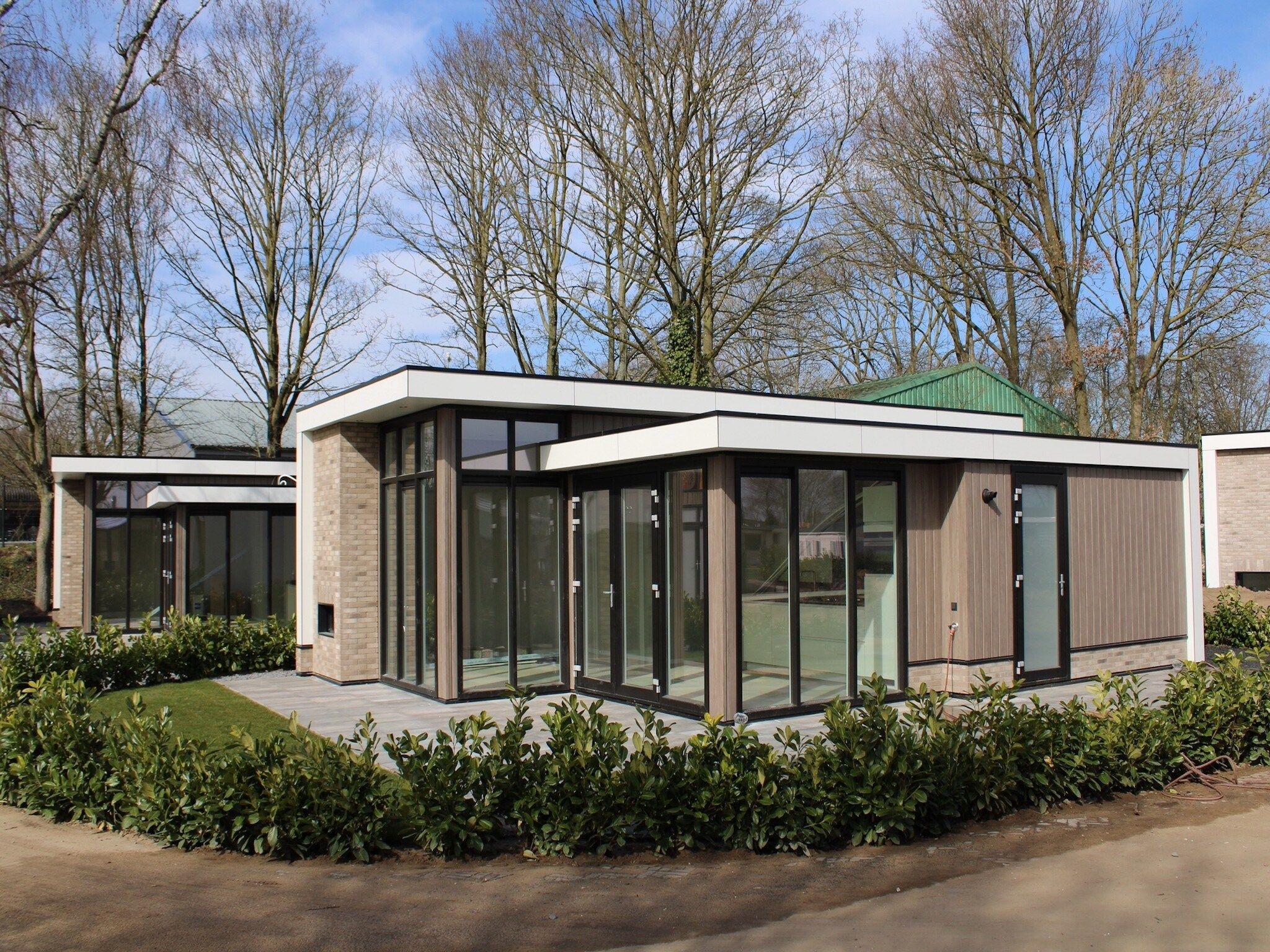 De buitenkant van Recreatiepark Rhederlaagse Meren 13 in Lathum