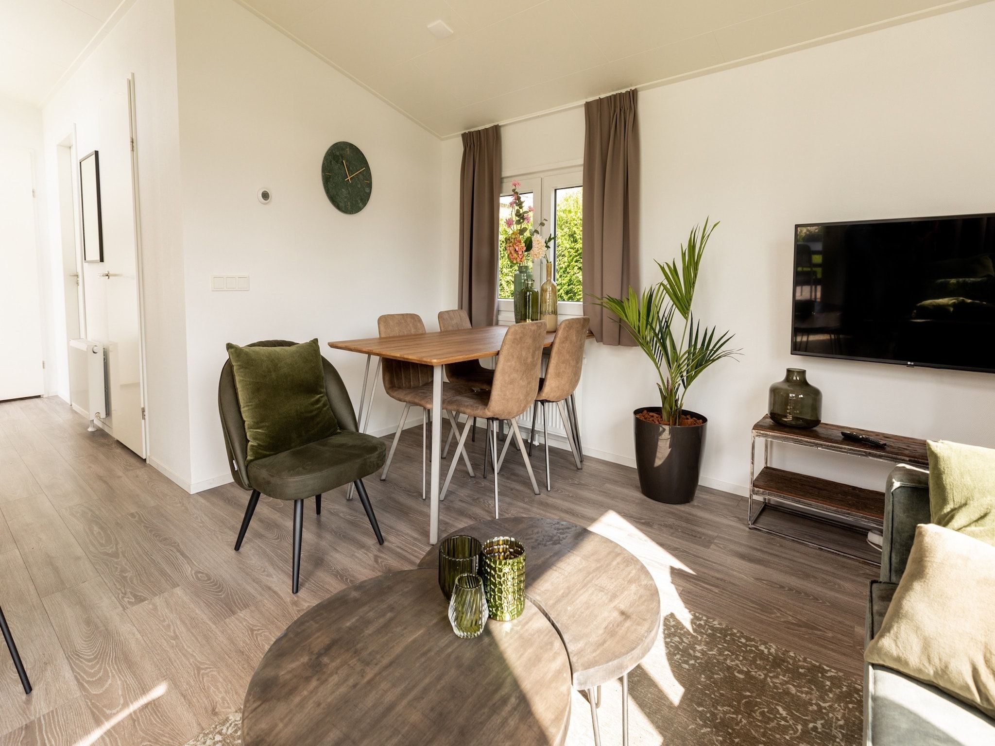 De woonkamer van Recreatiepark Rhederlaagse Meren 14 in Lathum