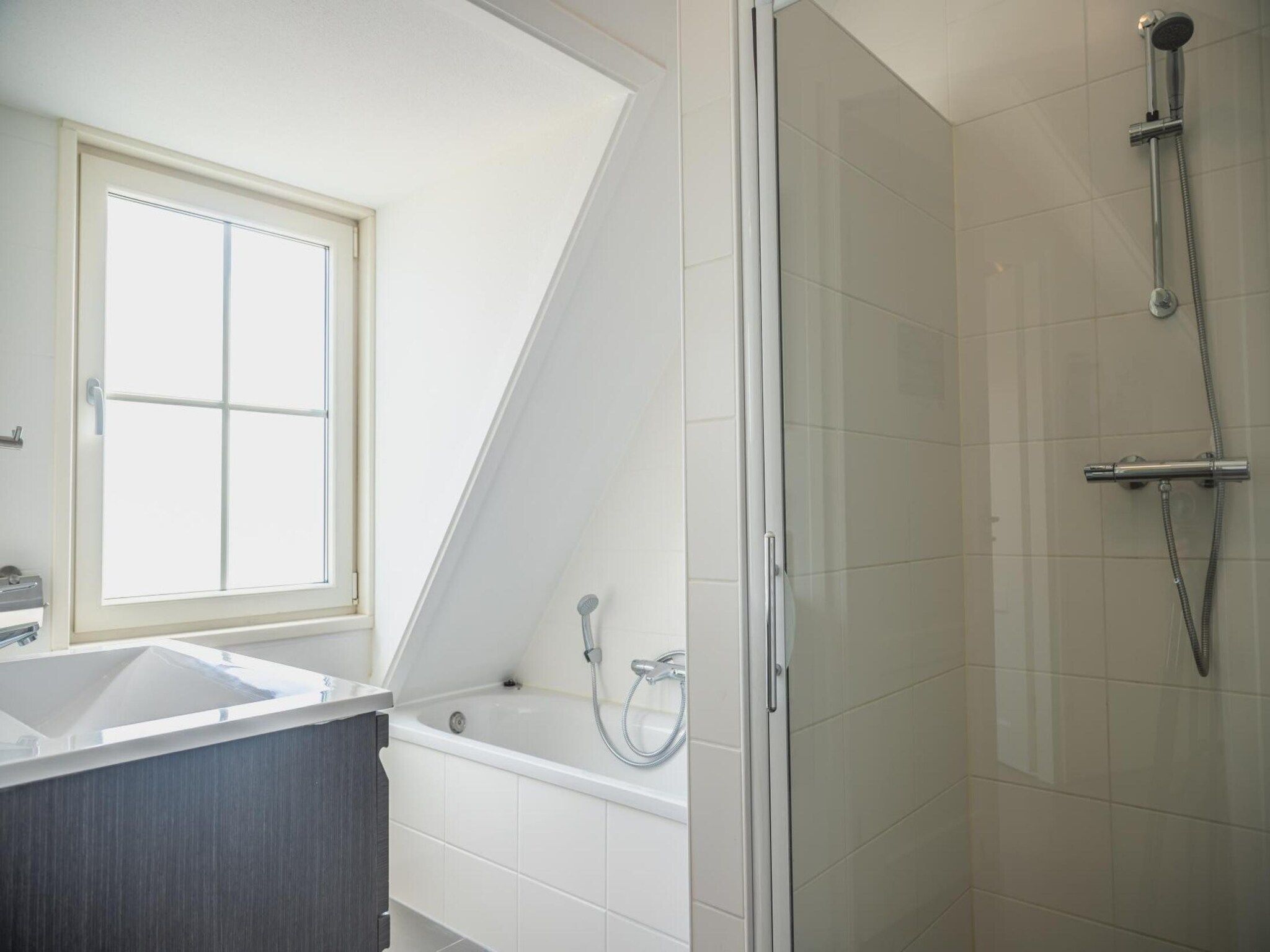 De badkamer van 	De Rijp met Sauna  6 personen in West-Graftdijk