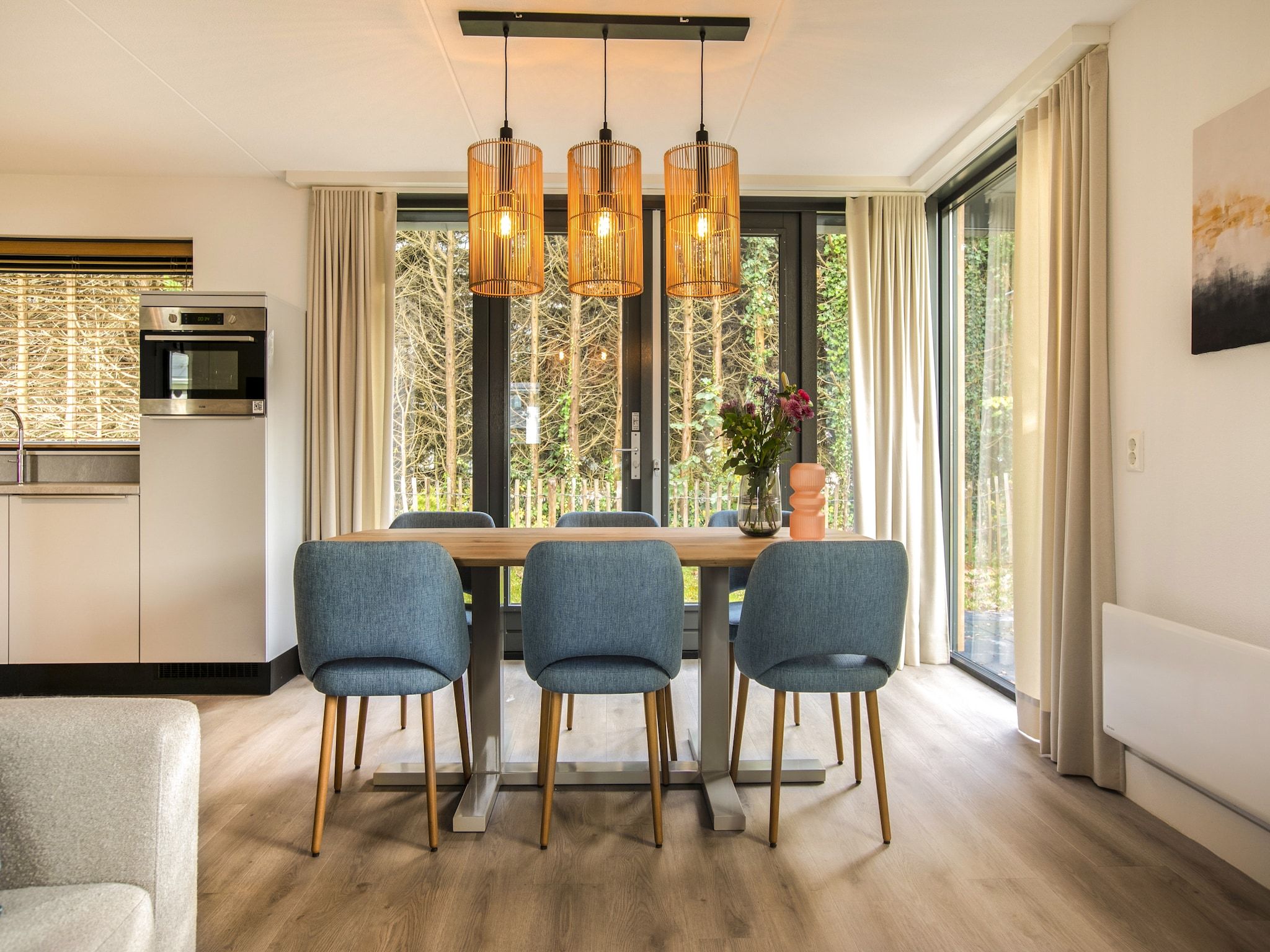 De eetkamer van Vakantiepark Cape Helius 24 in Hellevoetsluis