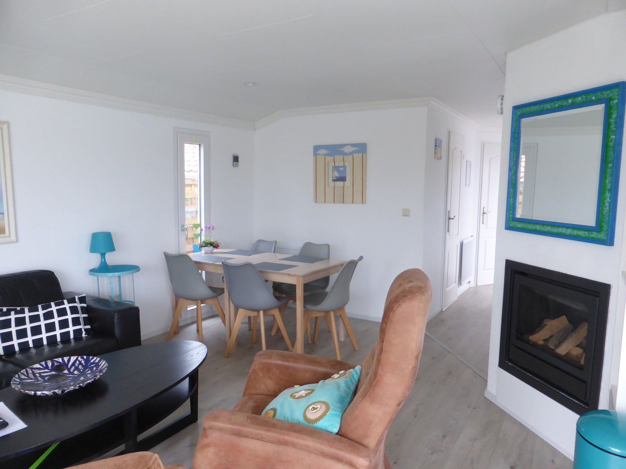 De woonkamer van Recreatiepark Rhederlaagse Meren 3 in Lathum