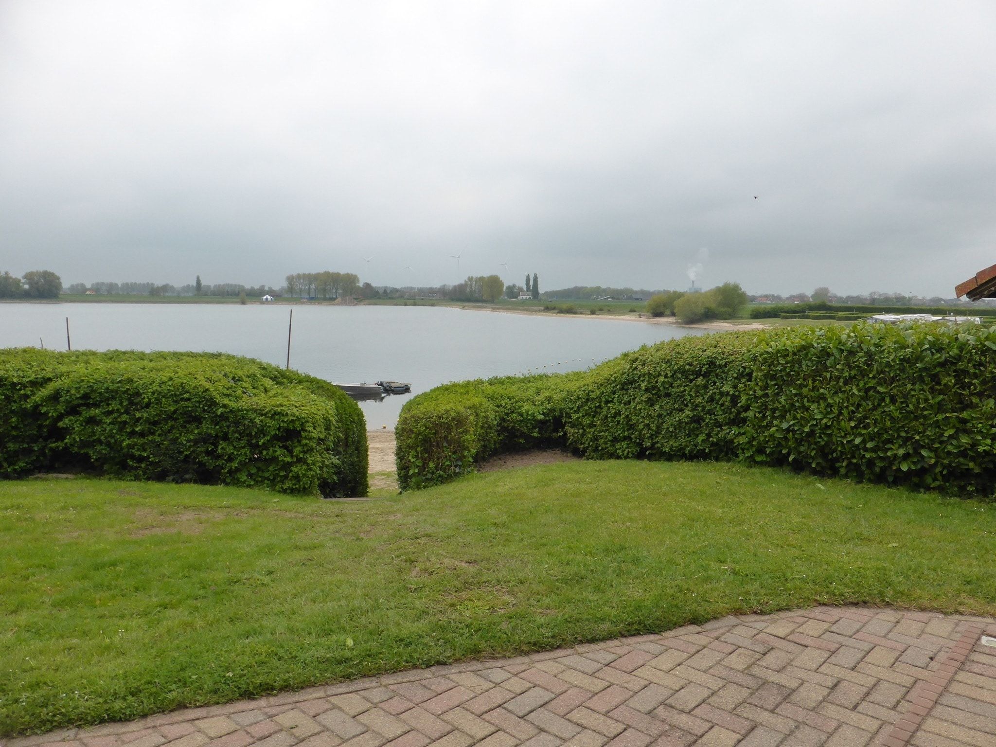 Het uitzicht vanaf Recreatiepark Rhederlaagse Meren 3 in Lathum