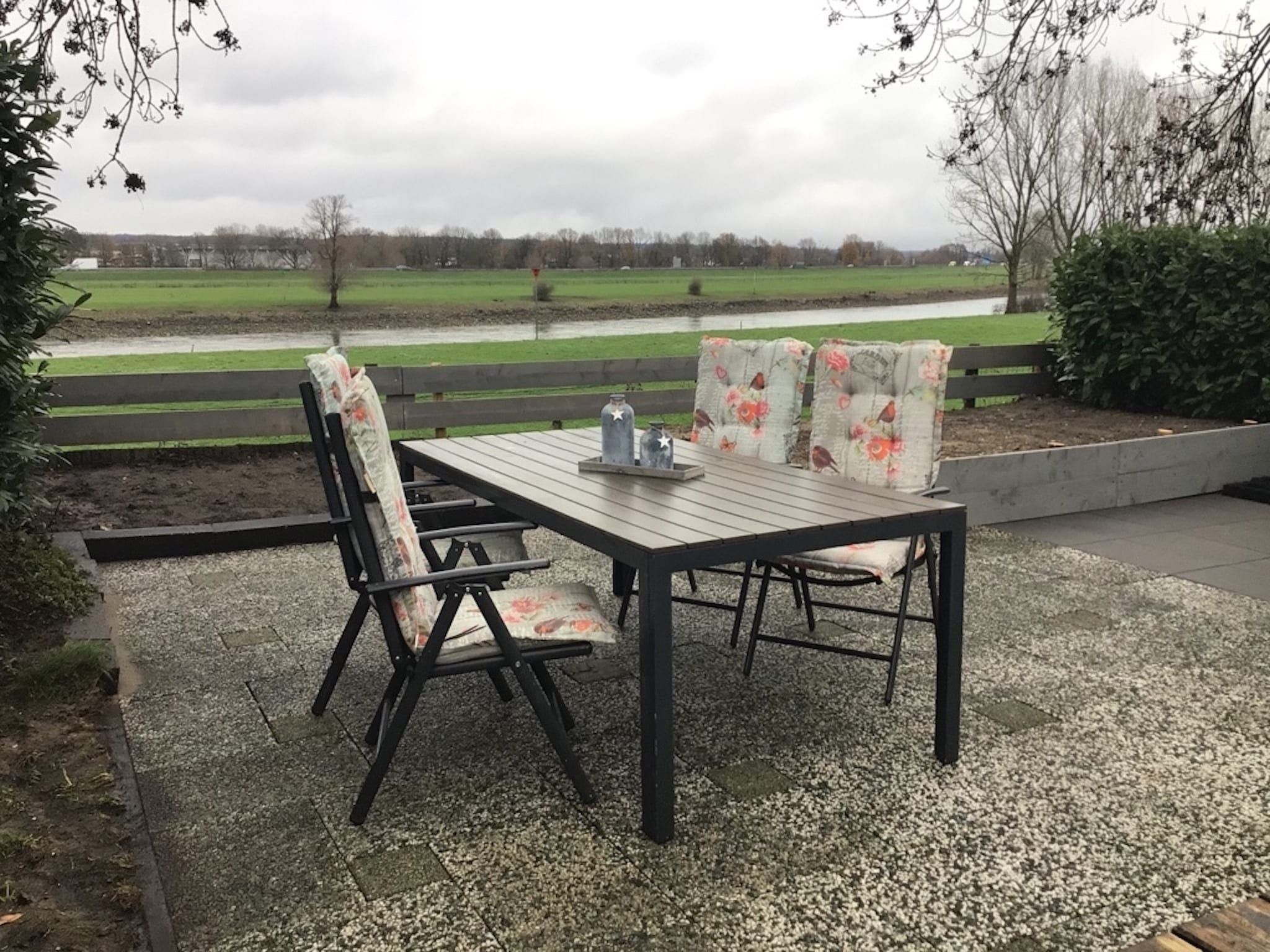 Het terras van Recreatiepark Rhederlaagse Meren 4 in Lathum