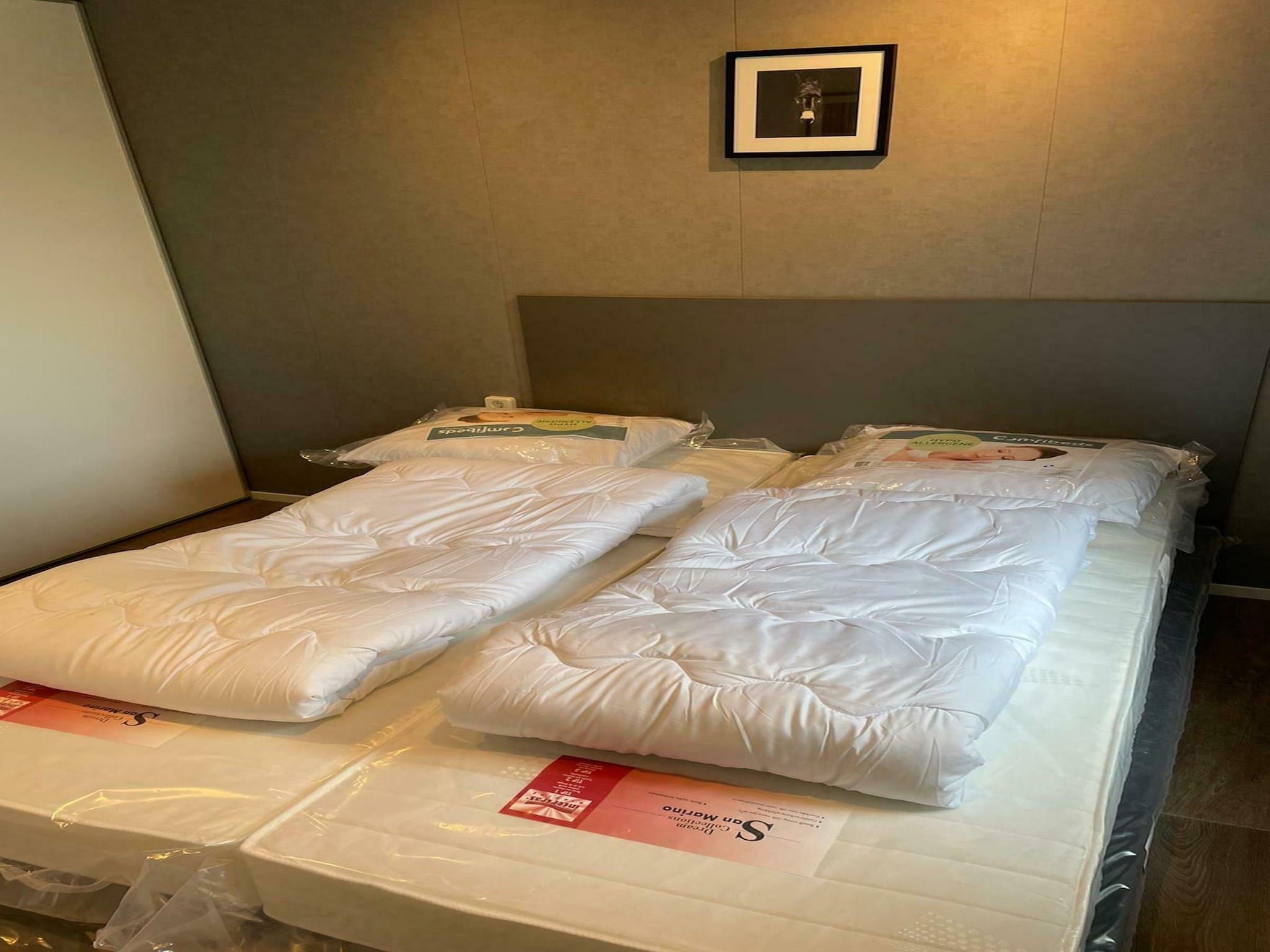 Een slaapkamer van Recreatiepark Rhederlaagse Meren 4 in Lathum