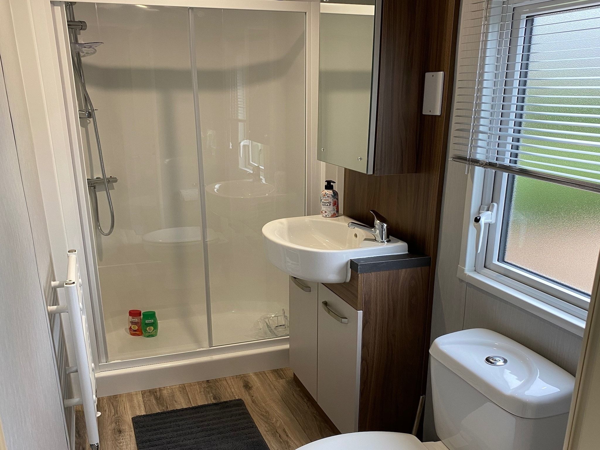 De badkamer van Recreatiepark Rhederlaagse Meren 4 in Lathum