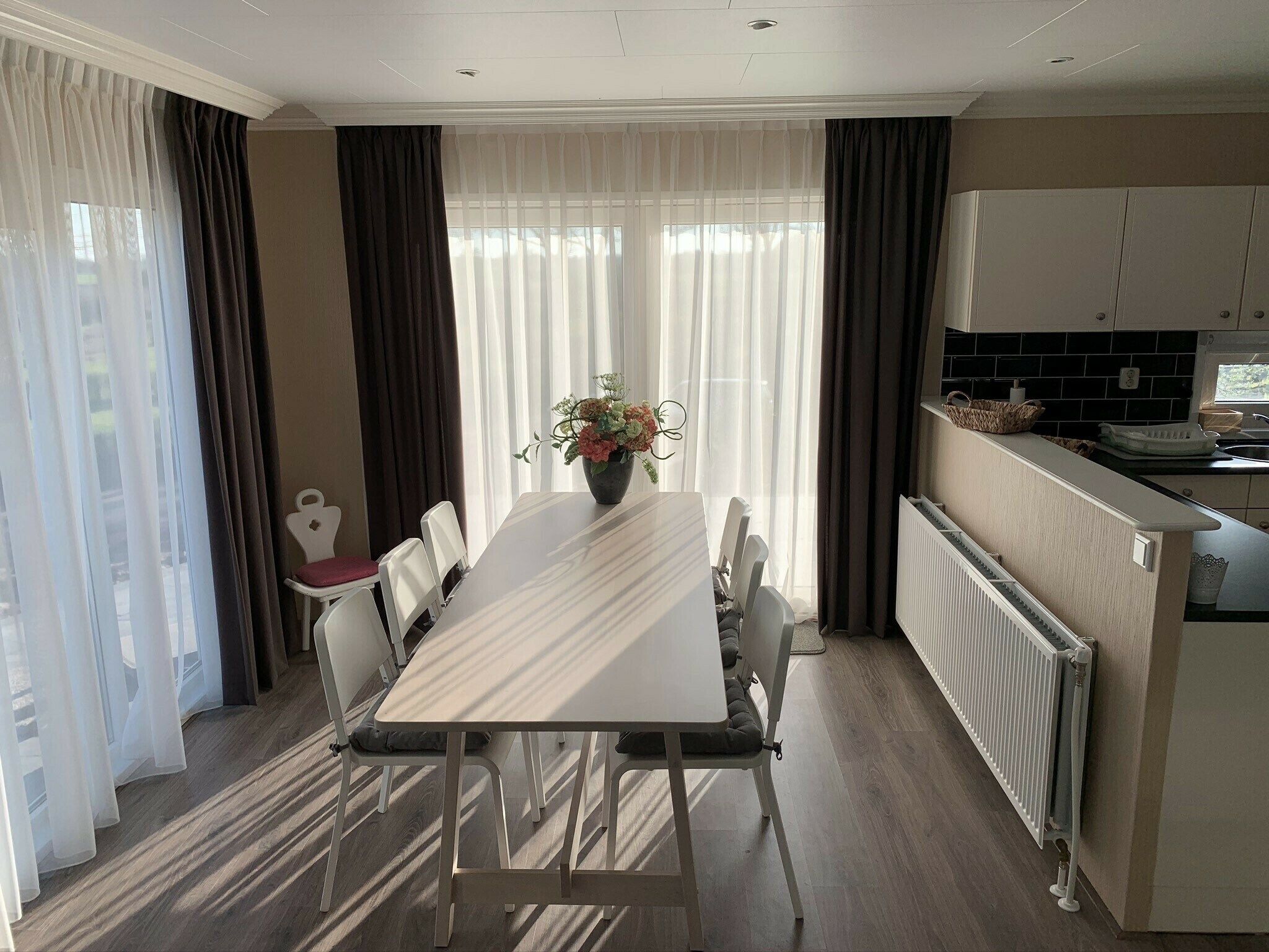 De eetkamer van Recreatiepark Rhederlaagse Meren 7 in Lathum