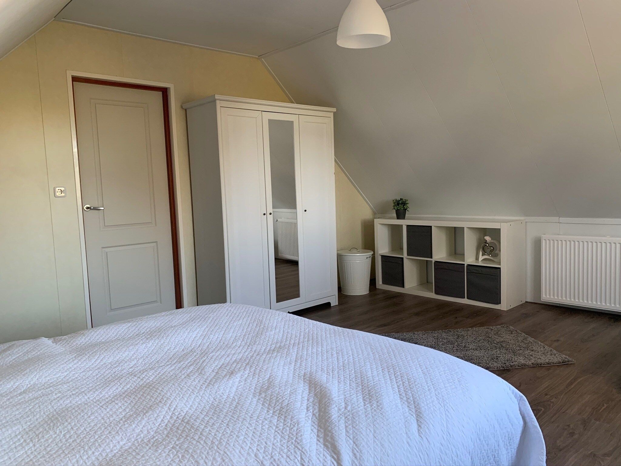 Een slaapkamer van Recreatiepark Rhederlaagse Meren 7 in Lathum