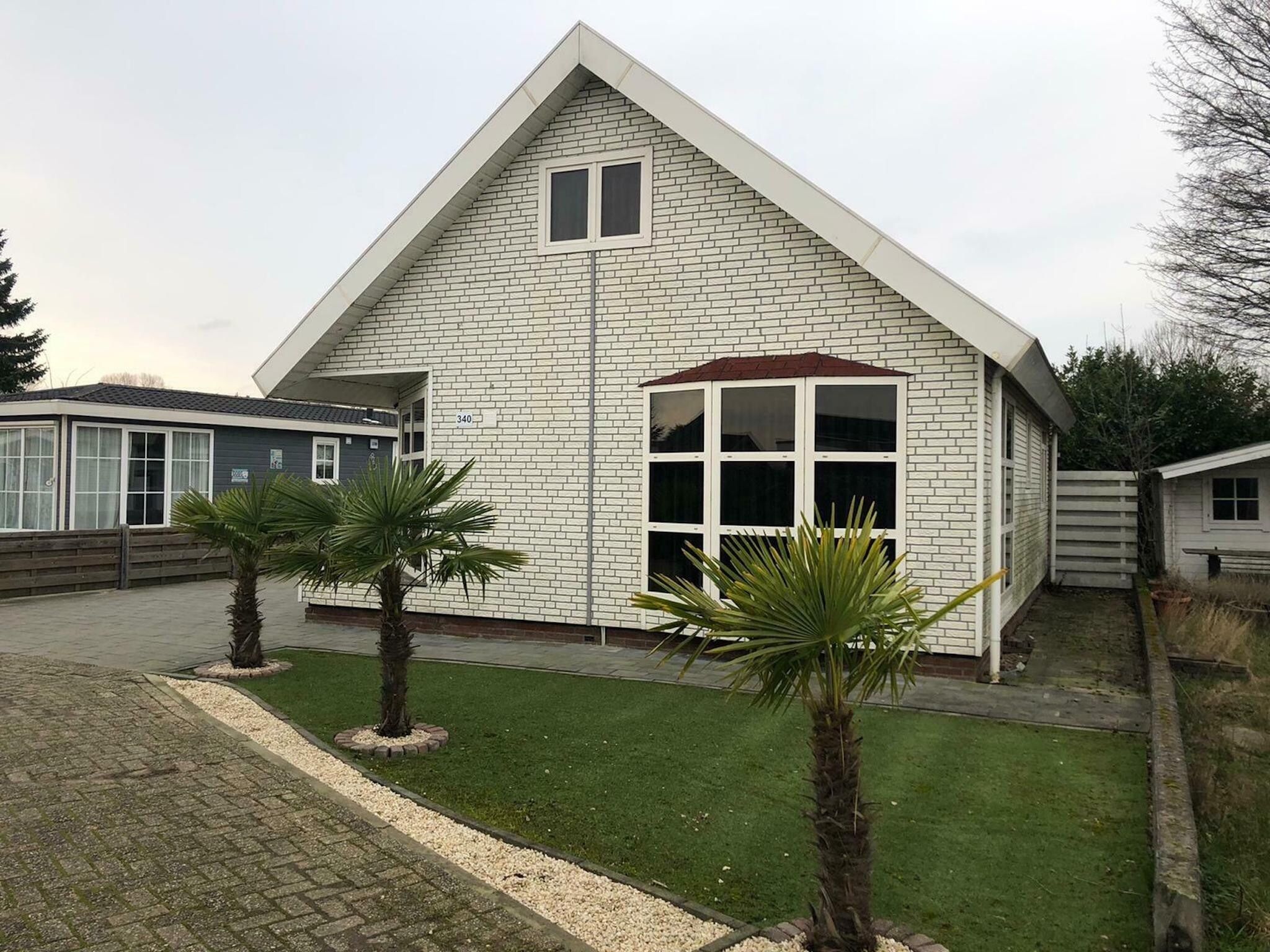 De buitenkant van Recreatiepark Rhederlaagse Meren 7 in Lathum