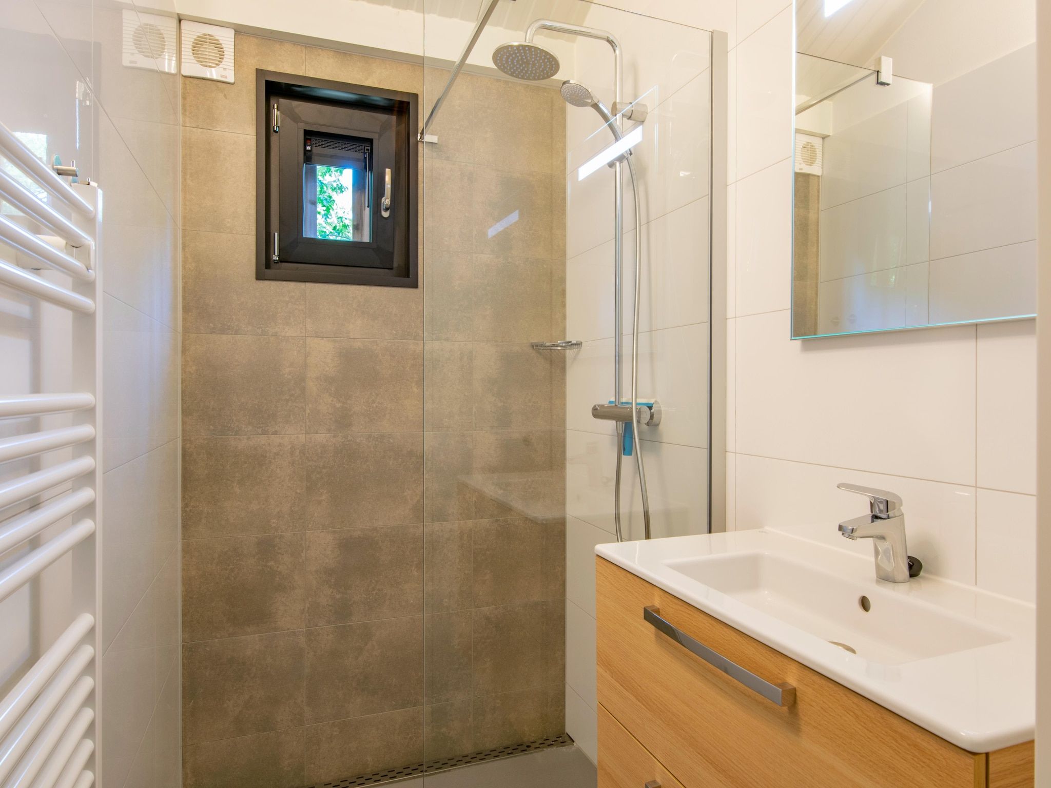 De badkamer van Bospark 't Wolfsven 15 in Mierlo