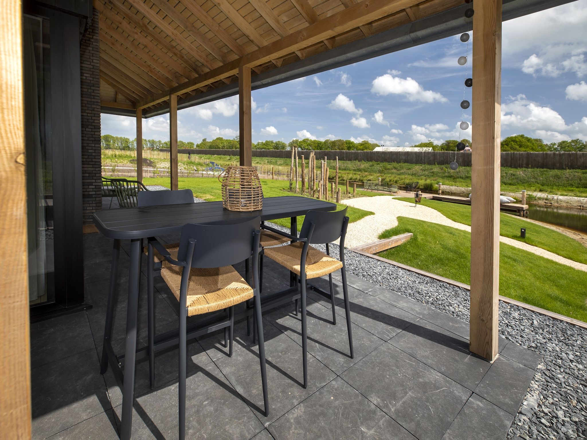 Het terras van Landgoed Eysinga State 6 in Sint Nicolaasga