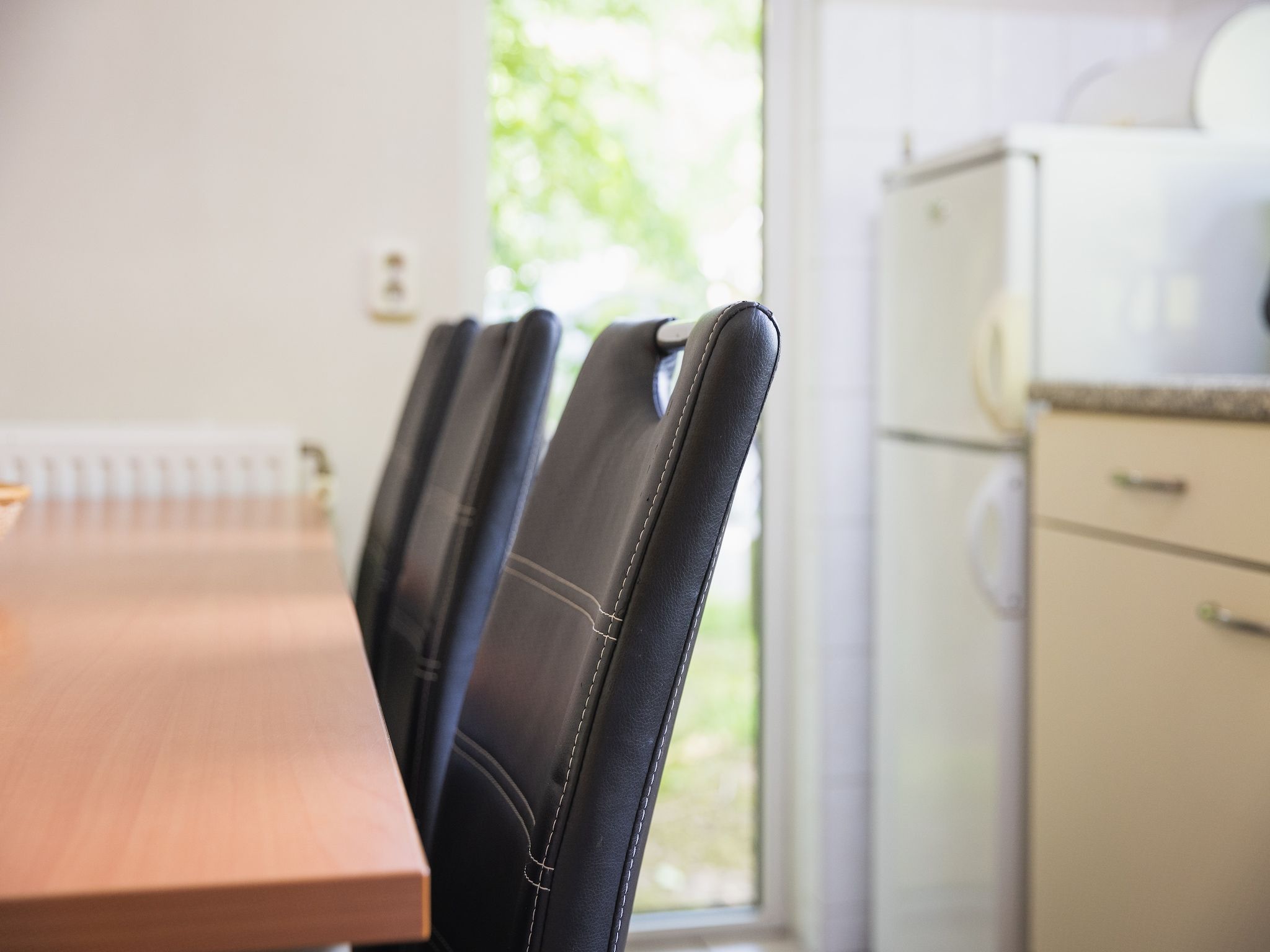 De eetkamer van Vakantiepark de Berkenhorst 12 in Kootwijk